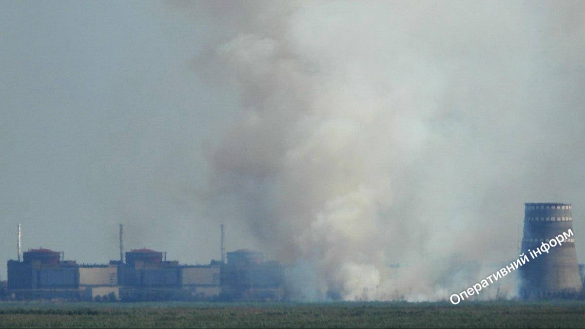 В сети публикуют кадры Запорожской АЭС, которая вся в дыму. Горит это сухая трава или что-то другое — неизвестно