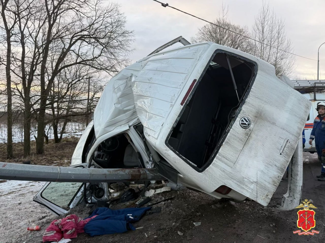 На Московском шоссе между Тосно и Ушаками случилось массовое ДТП. Микроавтобус Volkswagen не справился с управлением, вылетел с дороги и разбился о фонарный столб.  Машину от удара сильно смяло. В салоне серьезные травмы получили трое взрослых, погиб 10-летний ребенок. Полиция завела на водителя уголовное дело по статье 264 УК РФ «Нарушение правил дорожного движения и эксплуатации транспортных средств».