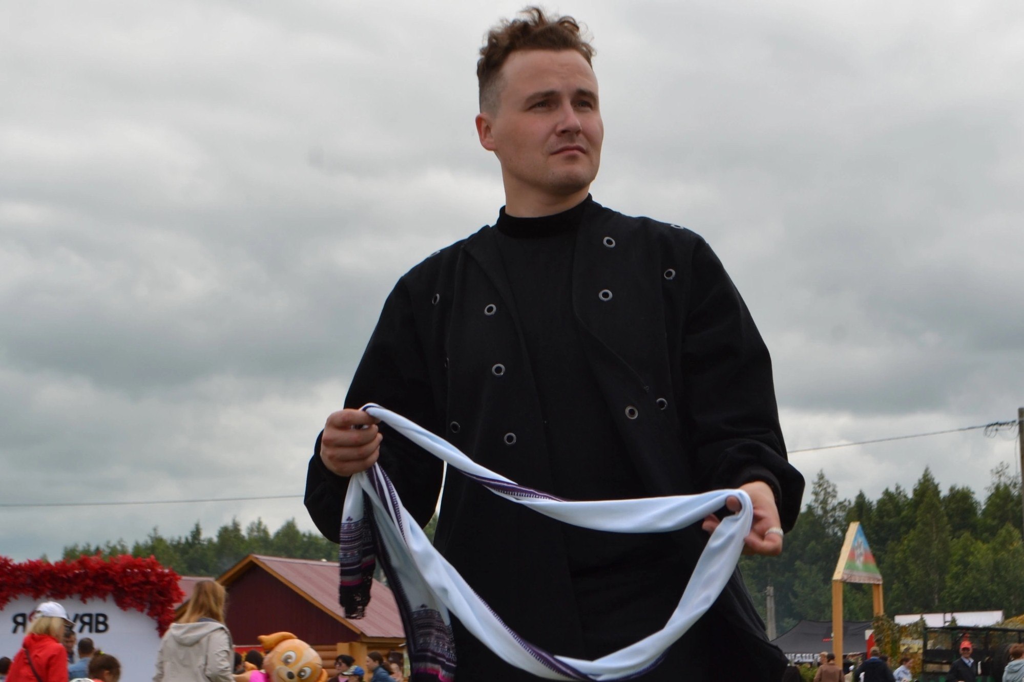 Заместитель председателя Молодежного совета при Минкультуры Чувашии исследователь фольклорист музыкант обозреватель НТРК Чувашии назвал Год дружбы народов возвращением к истокам к многовековым традициям добрососедства Горячо поддерживаю решение посвятить следующий год Году дружбы народов Для Чувашии это не просто модный тренд а возвращение к истокам к многовековым традициям добрососедства Чувашская народная мудрость гласит Все ходим под одним небом перед одним Богом Эта простая истина учит нас ценить и уважать каждого человека его язык и культуру То что руководство республики опирается на эту мудрость говорит о многом Чувашия бережно храня свое богатое прошлое уверенно смотрит в будущее Сама жизнь показала нам именно в единстве наша сила Поэтому в следующем году мы станем еще крепче еще ближе и добрее друг к другу Я с нетерпением жду возможности встретиться с представителями более ста народов населяющих нашу республику Это шанс расширить свой кругозор обогатить внутренний мир участвуя во множестве проектов