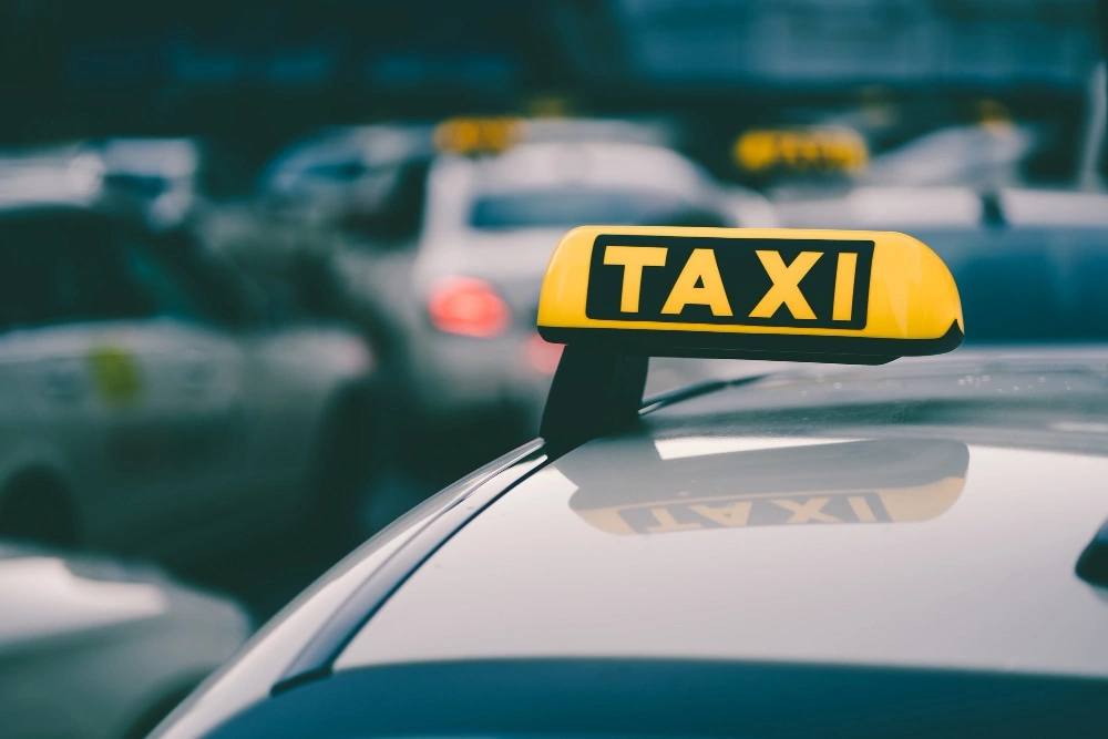 Такси в День города в Нижнем подорожает на 20-30% Аналитики Яндекс Go прогнозируют значительный рост спроса на такси 16 августа. • Цены вырастут на 20-30% из-за повышенного спроса • Время ожидания машины может увеличиться до 10-12 минут • Пиковые часы — с 15:00, а также после 21:00 из-за концертов и с 22:00 когда гости начнут разъезжаться Совет: чтобы сэкономить время и деньги, заказывайте такси в стороне от основных площадок и планируйте поездку до окончания праздничных мероприятий. Что еще случилось в Нижнем?