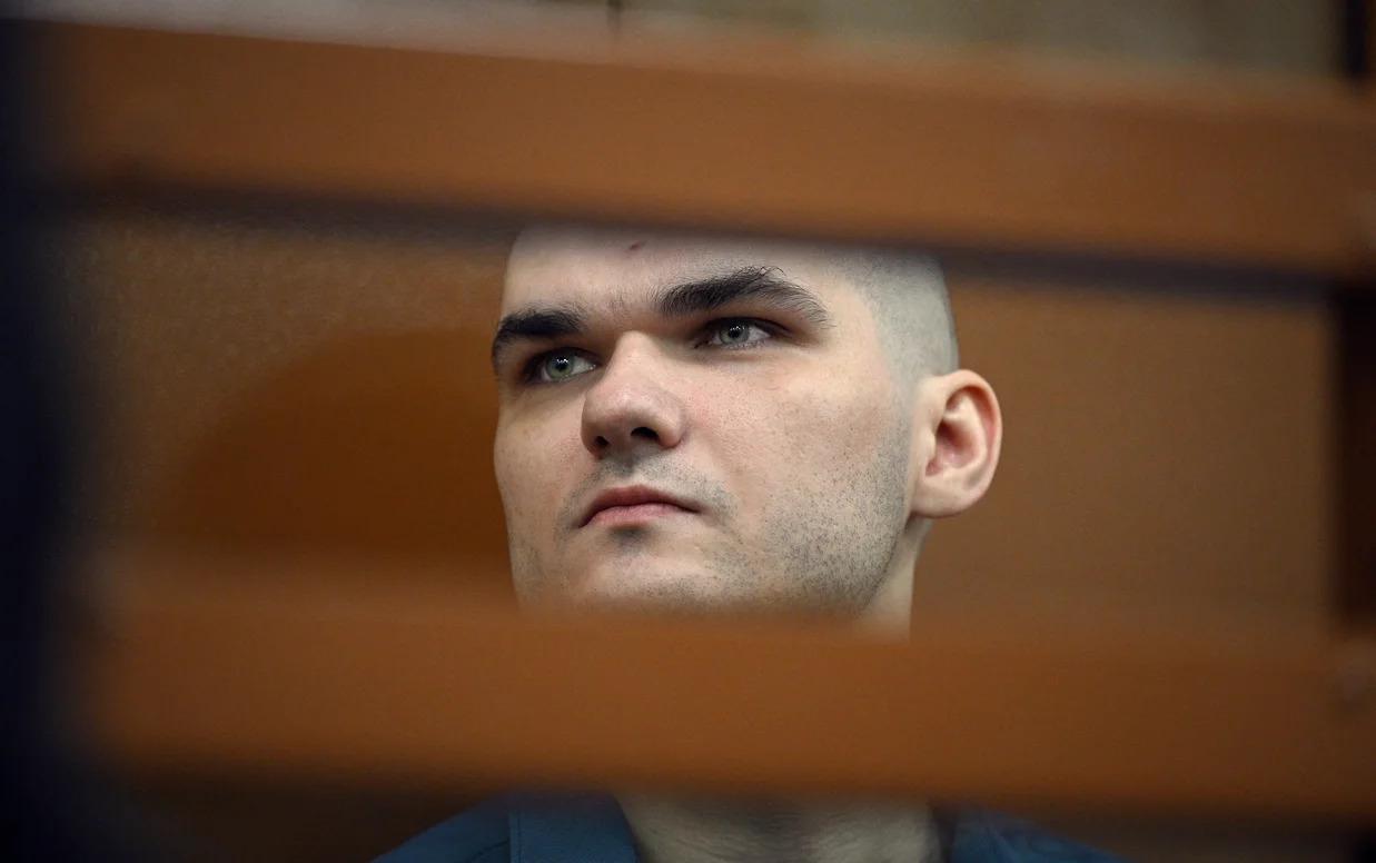 Обвиняемому в подрыве автомобиля полковника ГРУ запросили 28 лет заключения Гособвинитель попросил 2 й Западный окружной военный суд назначить Евгению Серебрякову 28 лет колонии строгого режима первые 7 из которых в тюрьме Прокурор также просит назначить ему штраф в 1 млн рублей Серебрякова обвиняют в совершении теракта по предварительному сговору незаконном хранении и изготовлении взрывчатки Свою вину он признал однако не раскаялся в содеянном 24 июля 2024 года как установило следствие Серебряков подорвал в Москве автомобиль принадлежащий полковнику ГРУ Андрею Торгашову В результате взрыва военному оторвало ступни ног также пострадала его жена После совершения преступления Серебряков успел улететь в Турцию однако там его задержали и передали российским силовикам Фото Коммерсантъ