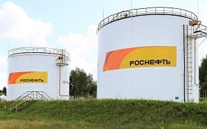 Удмуртнефть добыла 340 миллионную тонну нефти   www rosneft ru press news item 222877 Накопленная добыча Удмуртнефти входит в нефтедобывающий комплекс НК Роснефть достигла 340 миллионов тонн нефти с начала производственной деятельности в 1967 году Достижение этого показателя стало возможным благодаря слаженной работе коллектива предприятия вводу новых добычных мощностей применению передовых технологий В активе Удмуртнефти 36 месторождений на 70 лицензионных участках Предприятие является крупнейшим нефтедобывающим предприятием на территории Удмуртской Республики обеспечивая 60 годовой добычи региона