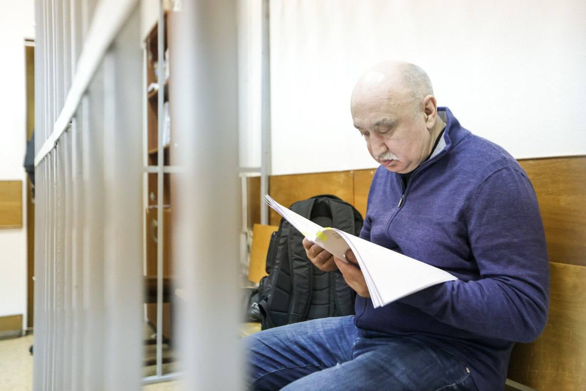  Экс-ректора КФУ и депутата Госсовета Татарстана Ильшата Гафурова приговорили к 22 годам колонии строгого режима. По версии следствия, Гафуров заказал убийство бизнесмена и депутата Исрафилова в 1999 году. Свою вину он не признал.