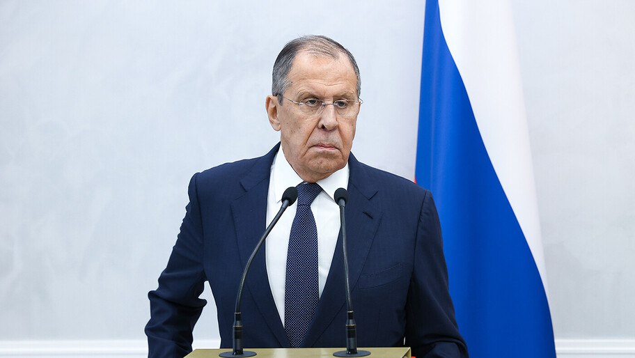 Лавров: киевскому режиму не стоит говорить о территориальной целостности Киевский режим не представляет интересы населения, особенно Юго-Востока, поэтому не может говорить о принципе территориальной целостности, заявил министр иностранных дел России Сергей Лавров. «Почему-то на Западе, когда вспоминают про Устав ООН, цитируют его строго избирательно, выдергивая, например, только территориальную целостность. При этом игнорируют право народов на самоопределение и обязательство соблюдать „права человека и основные свободы для всех, без различия расы, пола, языка и религии“, — сказал он в интервью венгерской газете Magyar Nemzet. Читать полностью , VK и ОК и читайте новости на нашем сайте