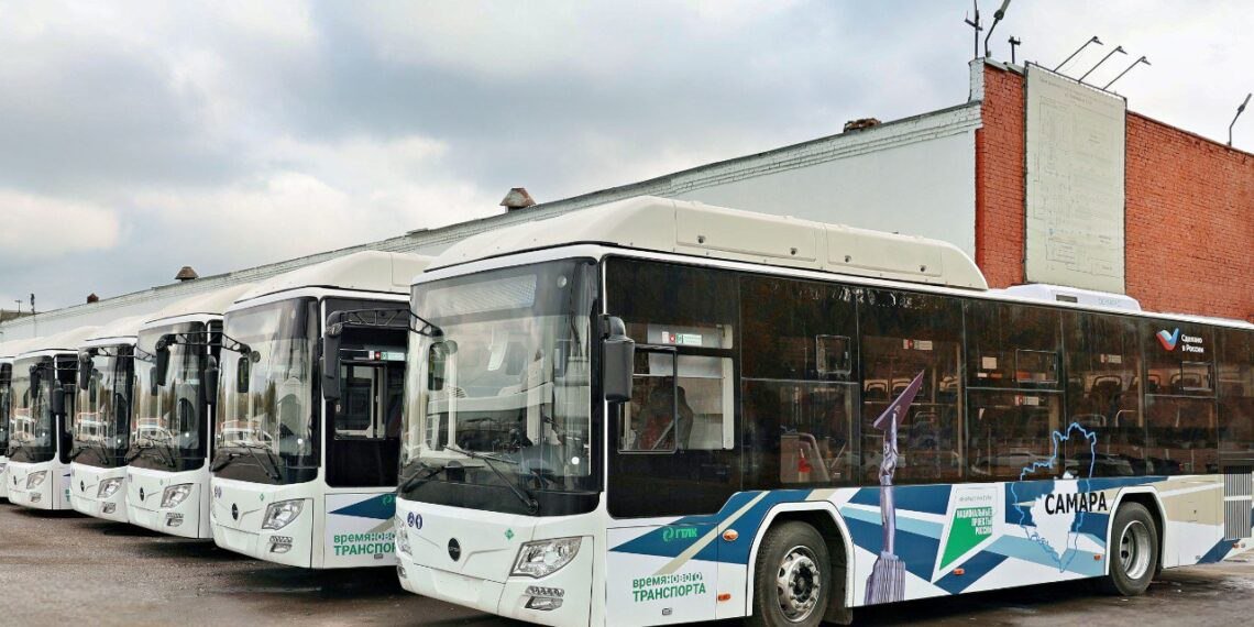 Общественный транспорт Самары пополнился 25 новыми автобусами В автопарк компании Самара Авто Газ обслуживающей около 80 городских маршрутов поступило 20 новых низкопольных автобусов Lotos 105 C02 Еще пять машин марки Foton для перевозок до аэропорта Курумоч поступят в ближайшее время   oboz info obshhestvennyj transport samary popolnilsya 25 novymi avtobusami
