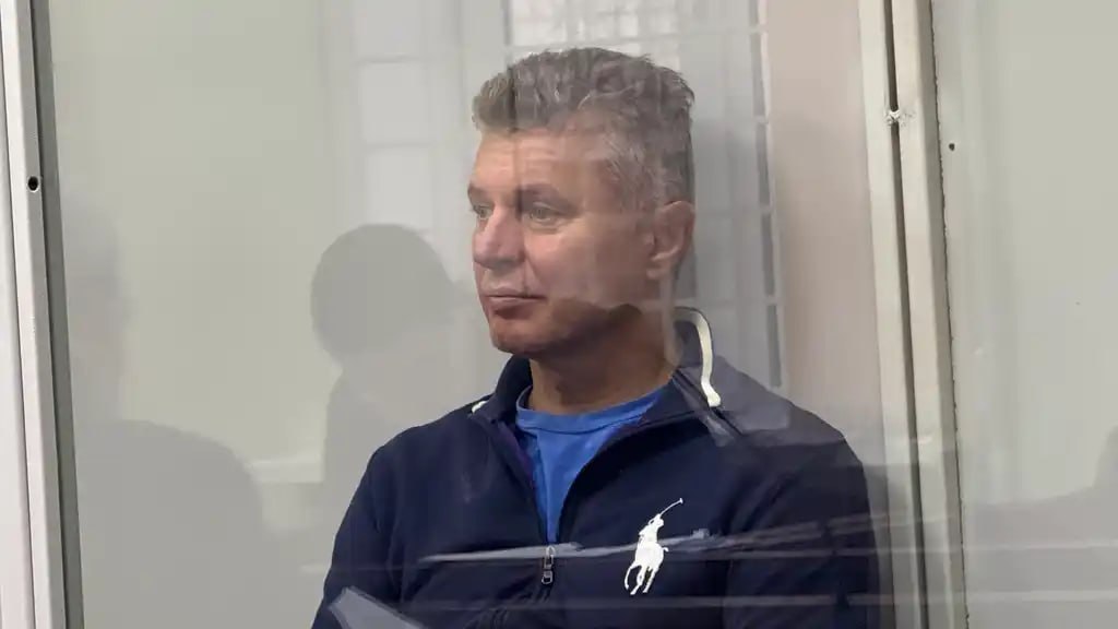 За черного бухгалтера украинского Энергоатома Игоря Фурсенко отмывавшего деньги в схеме Миндича внесли 2 2 млн залога Это сделала компания с минимальным уставным капиталом всего 2 тысячи сообщают украинские СМИ Основной вид деятельности фирмы Varus Synergy оптовая торговля лесоматериалами А номер ее владельца по данным GetContact записан у пользователей как Богдан Решало от Андрея Богдан Полиция и Богдан солдат Неделю назад залог в размере 1 2 млн внесли за еще одного фигуранта Миндичгейта бывшего вице премьера Украины Алексея Чернышева Деньги занесли два неизвестных физлица На Украине продолжается коррупционный скандал об отмывании денег в энергосекторе через которую прошло около 100 млн Обвинения предъявили семи лицам включая бизнесмена близкого к Владимиру Зеленскому Тимура Миндича его называют руководителем преступной схемы Он покинул страну за несколько часов до ареста IZ RU в Telegram в MAX