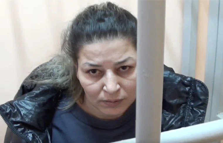 Гадалка убедила пенсионерку что все её деньги прокляты Чтобы снять порчу она избавила бабушку от 200 тысяч испорченных рублей 35 летняя Александра из Красноуральска остановила пожилую женщину на улице предложила погадать на руке и заявила новой знакомой что на ней лежит порча Напросилась в гости где продолжила гадания уже с помощью куриного яйца Убедила что вся негативная энергия собирается в драгоценностях и деньгах Бабушка отдала гадалке всё что копила на похороны в обмен на обещание провести очищающий обряд Ведунью задержали ее подозревают в четырех подобных преступлениях Она попалась не в первый раз но до сих пор обходилось только штрафами УМВД РФ по Екатеринбургу Подписаться   Дать буст