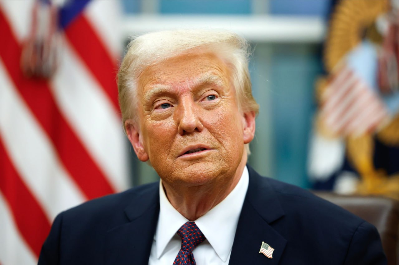 Президент США Дональд Трамп в одиннадцатый раз стал дедушкой. Его младшая дочь Тиффани сообщила о рождении сына. "Спасибо, что ты появился в нашей жизни!" - написала она в соцсети Х. Тиффани также указала дату рождения ребенка - 15 мая 2025 года. Мальчика назвали Александр Трамп Булос. Фото: Getty Images