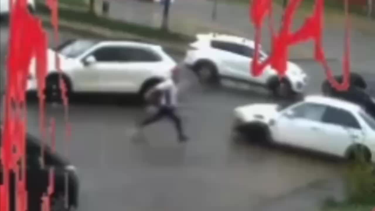 В Новосибирске подростка ограбили на улице после снятия денег в банке