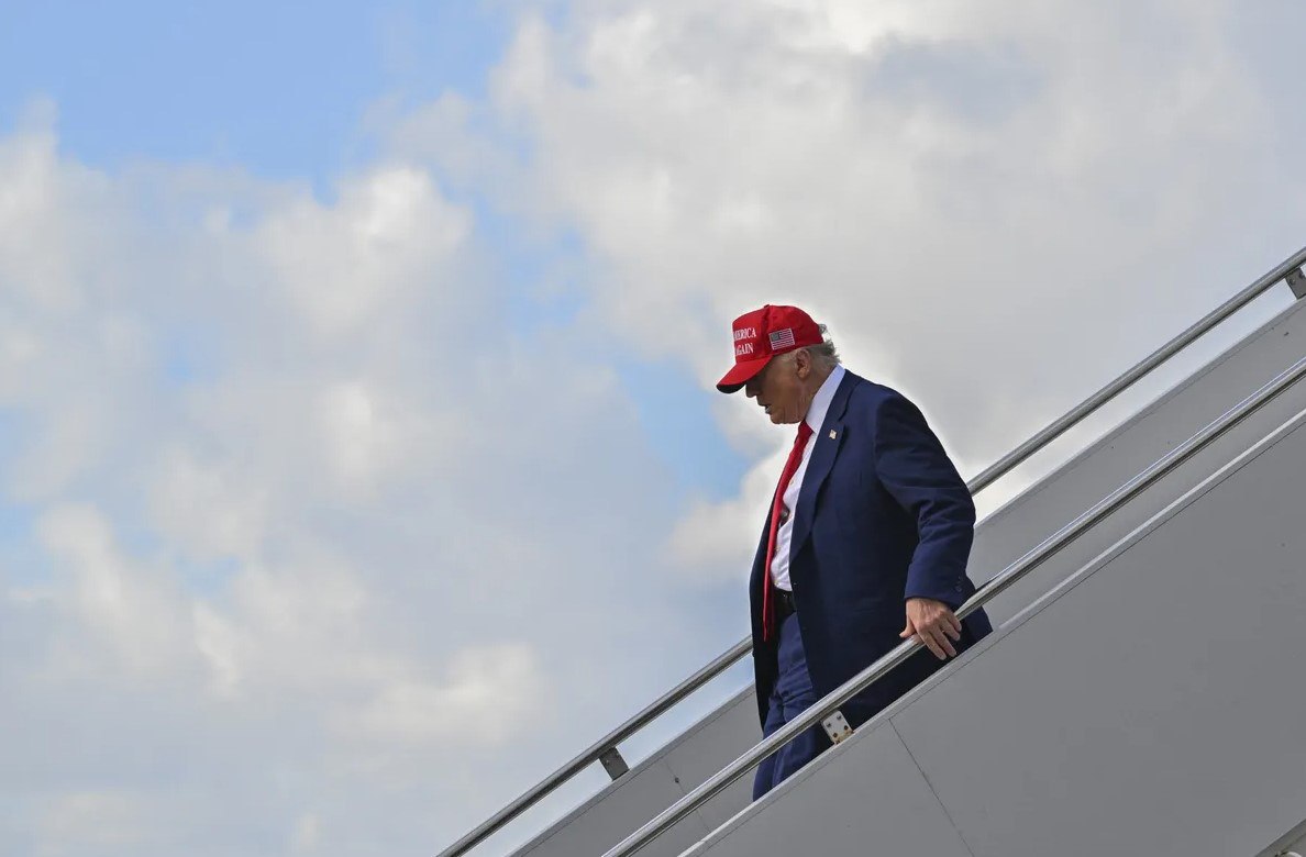 Помощники Трампа планируют поездку президента в Китай с участием генеральных директоров По словам осведомленных источников, администрация президента Дональда Трампа обращается к руководителям предприятий с просьбой оценить их заинтересованность в сопровождении его в возможной поездке в Китай в этом году, что подчеркивает потенциал укрепления связей между экономиками, даже несмотря на то, что США сигнализируют о своем желании дистанцироваться от Пекина. Министерство торговли делает звонки, чтобы оценить интерес со стороны руководителей некоторых американских компаний, сообщили источники. Неясно, сколько руководителей компаний были приглашены для участия или подтвердили ли они это. Одна из возможностей для поездки будет в конце октября, когда саммит Азиатско-Тихоокеанского экономического сотрудничества пройдет в Южной Корее одновременно с другим саммитом лидеров в Малайзии, организованным Ассоциацией государств Юго-Восточной Азии, сказали некоторые из людей. Американский президент обычно посещает оба саммита. Пресс-секретарь Белого дома Каролин Ливитт заявила, что визит в Китай на данный момент не запланирован, когда ее попросили прокомментировать ситуацию. Министерство торговли отказалось от комментариев. Источники также отметили, что пока неизвестно, совершит ли Трамп поездку в Китай, поскольку эта идея сталкивается с противодействием в администрации, состоящей из ястребов по отношению к Китаю, выступающих за более жесткую позицию в отношении Пекина. Источник: Bloomberg Если полезно, поставьте лайк #Китай #CША