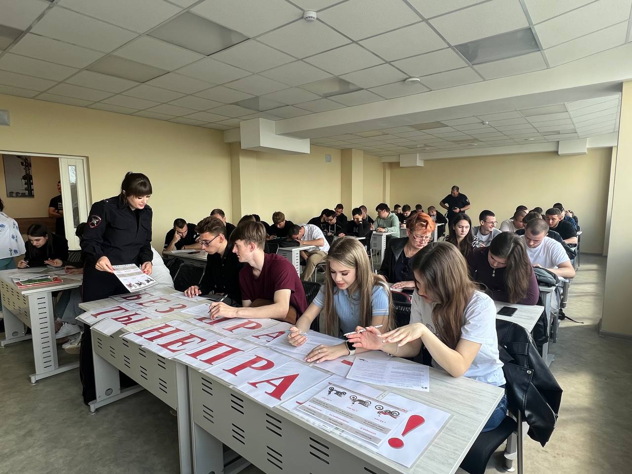 В Мариуполе полицейские провели встречу со студентами в рамках отработки «Без прав ты неправ!» Сотрудники Госавтоинспекции разъяснили учащимся Приазовского государственного технического университета административную ответственность за управление транспортным средством без водительского удостоверения, а также на примерах реальных ДТП показали последствия, к которым приводит управление транспортом водителями, не имеющими водительского удостоверения и достаточных навыков вождения. Также полицейские напомнили студентам о важности соблюдения ПДД, правил безопасного перехода проезжей части и использования световозвращающих элементов в темное время суток. Участники встречи приняли участие в тестировании на знание ПДД, смогли задать инспекторам интересующие вопросы, в том числе о порядке получения водительского удостоверения. Госавтоинспекция напоминает, что управление транспортом без водительского удостоверения — это не просто нарушение ПДД. Неопытный и неграмотный водитель создает риск для жизни и здоровья всех участников движения. Сотрудники ГАИ призывают граждан не допускать к управлению мототехникой подростков без водительского удостоверения соответствующей категории и навыков вождения, а также исключить возможность самостоятельного доступа несовершеннолетних к ключам от автомототранспорта.