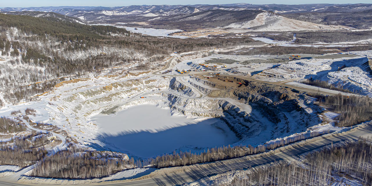 ГРУППА ХАЙЛЭНД ГОЛД СМЕНИТ НАЗВАНИЕ НА АРЕАЛ Горнодобывающая группа Хайлэнд Голд Владислава Свиблова объявила о ребрендинге и смене названия на Ареал Полный переход на новое название планируется завершить к 2026 году Компания объясняет ребрендинг значительным расширением масштабов и направлений деятельности Сегодня группа развивает проекты по добыче не только золота серебра цинка свинца и меди но и целого ряда малых дефицитных металлов В периметр Ареала войдут Все предприятия группы Хайлэнд Голд Проекты по разработке Озерного и Ермаковского месторождений в Бурятии Другие активы компании Предприятия и сервисные подразделения группы расположены в 11 регионах России Нефтяная и горная промышленность