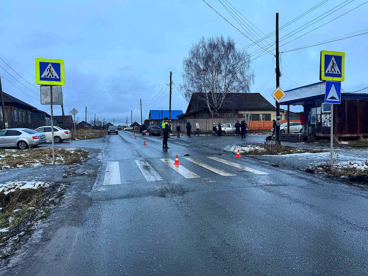 Водитель отвлекся на разговор и сбил школьницу она погибла Трагедия произошла в Новоуткинске сегодня утром 14 летняя школьница шла по пешеходному переходу когда её сбила машина Девочка скончалась на месте Пассажир машины рассказал в момент ДТП он и водитель разговаривали ГИБДД Вести Урал в MAX