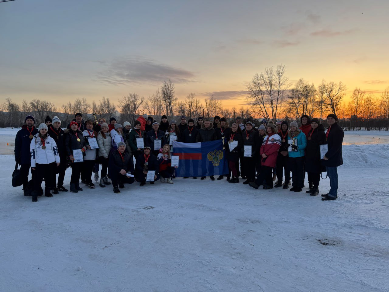 ‍ ‍  На конькобежном стадионе МАУ «Татышев-парк» в рамках Спартакиады работников органов прокуратуры Красноярского края, посвященной 80-й годовщине Победы в Великой Отечественной войне 1941-1945 гг., прошёл турнир по конькобежному спорту  Конькобежный спорт стал новым в Спартакиаде работников органов прокуратуры Красноярского края.  Состязались 39 спортсменов из аппарата прокуратуры края, городских и районных прокуратур, активное участие приняли пенсионеры органов прокуратуры.       В эстафете 4 по 400 м и в индивидуальных забегах на 400 м определены победители в трех возрастных группах среди мужчин и женщин.   Все участники соревнований получили удовольствие от состязаний, положительное настроение и яркие эмоции, заряд бодрости и дополнительную мотивацию для занятий конькобежным спортом, победителям от имени прокурора края были вручены памятные грамоты, кубки и заслуженные медали.    Поздравляем всех с достойным результатом!