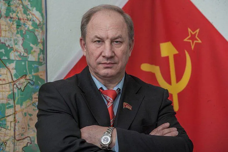 Валерий Рашкин участвует в праймериз КПРФ в Госдуму но партия об этом молчит 71 летний экс депутат Госдумы Валерий Рашкин которого в 2022 году лишили мандата из за уголовного дела о незаконной охоте заявился на праймериз КПРФ для отбора кандидатов в Госдуму от Ангарского избирательного округа Иркутская область Сама партия публично о Рашкине как об участнике праймериз пока не сообщала При этом президиум ЦК уже отчитался что утвердил список кандидатов по одномандатным округам и сегодня голосование стартовало В мае 2024 года судимость Рашкина была погашена В декабре 2025 года о нем впервые начали писать СМИ как о возможном кандидате в Госдуму от КПРФ однако компартия отвечала на вопрос о его выдвижении неуверенно и сам Рашкин тогда не подтвердил и не опроверг эту информацию Telegram канал Рашкина не обновлялся с весны 2023 года однако с апреля 2026 го там начали появляться публикации в основном репосты канала БГ Иркутск который прямо называет Рашкина участником праймериз КПРФ на выборах в ГД Судя по последним новостям коммунист ведет активную предвыборную кампанию встречается с жителями Ангарского округа партийным активом и членами избиркомов