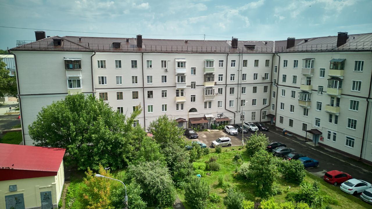 В Подмосковье формируется план капремонта многоквартирных домов на 2026 год На территории Московской области проводится масштабная работа по формированию краткосрочного плана капитального ремонта многоквартирных домов на следующие три года.   Органы местного самоуправления составляют краткосрочные муниципальные планы реализации программы капремонта на 2026-2028 годы и направляют заявку в Министерство для рассмотрения и утверждения.  «У нас в Подмосковье самая большая программа капремонта среди регионов. С начала 2025 года завершены работы в свыше 1,3 тыс. многоквартирных домах. Сейчас совместно с администрацией проверяем дома, которые планируется включить в КПР 2026 года и, конечно, активно включаем новые адреса. Задача муниципалитетов — подсветить самые актуальные МКД. Уже 22 муниципалитета подали заявки. Работа продолжается. Завершить прием заявок планируем до 1 сентября», — сказал министр жилищно-коммунального хозяйства Московской области Кирилл Григорьев.   Мероприятия распределяются на 2026, 2027 и 2028 год, исходя из принципов использования остатков средств на цели капитального ремонта на счете, поступлений взносов на капремонт в текущем году, а также технического состояния систем.   Жильцам многоквартирных домов, включаемых в краткосрочный план, нужно подойти ответственно и принять участие в проведении общего собрания с целью определения необходимых видов и объемов работ.