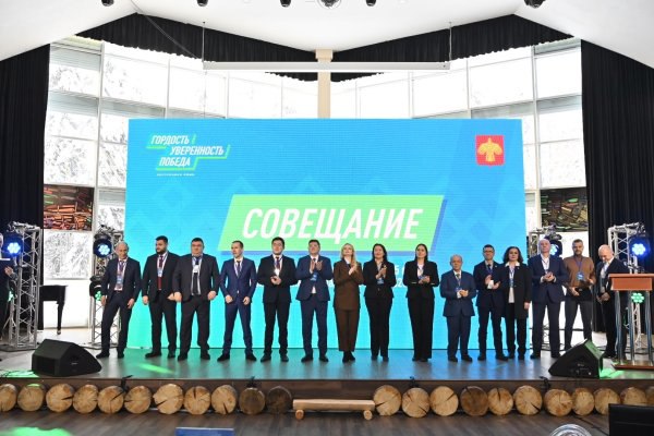 Январские слушания состоялись в Республике Коми Это новый формат работы для органов власти в регионе Мероприятие объединило всех членов правительства Коми руководителей муниципалитетов депутатов Госсовета федеральных экспертов Мария БАДМАЦЫРЕНОВА с нового года приступившая к обязанностям Министра туризма Республики Коми акцентировала внимание на развитии туризма и подготовке кадров в регионе Четверть миллиона россиян приехали сюда в прошлом году за эмоциями за впечатлениями Это не предел Находясь в полутора часах лета от Москвы это преступление показывать такую маленькую долю В регионе достаточно предпринимателей которые горят желанием развивать туризм в родном крае Для реализации их инициатив будут проработаны новые виды господдержки в том числе с привлечением федеральных инструментов Также в планах создать совет по туризму при главе республики и решить вопрос кадров Подробнее на портале ИА БНК ВластьПроКадры РеспубликаКоми