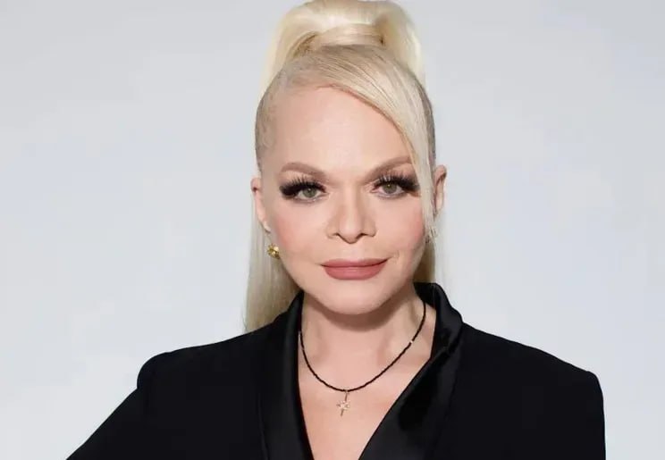 Эффект Долиной как народная артистка стала юридическим прецедентом и мемом эпохи Лариса Долина человек голос человек эпоха а теперь ещё и человек кейс 70 лет хрущёвка в Лефортово прописка в доме 1961 года и это не сюжет для Пусть говорят а сухая реальность после одной из самых громких имущественных историй последних лет Факты без лирики В 2024 году Долина продала пятикомнатную квартиру в Хамовниках за 112 млн рублей Деньги вместе с другими сбережениями передала мошенникам Общий ущерб около 180 млн рублей Суд сначала встал на сторону певицы и вернул ей квартиру фактически оставив покупательницу Полину Лурье без денег и жилья Это решение вызвало взрыв общественное мнение юристы и рынок ахнули Итог пересмотр победа Лурье выселение Долиной судебными приставами пока та была в Абу Даби Сейчас артистка снимает жильё утверждая что средств на новое нет и прописывается в старой двухкомнатной квартире в Лефортово купленной ещё 20 лет назад Бонус трек подмосковный особняк самодельный пруд и потенциальный счёт ещё на 50 млн рублей за его ликвидацию Анализ что такое эффект Долиной Это не история про доверчивую звезду Это история про конфликт морали закона и статуса Знаменитость иммунитет Судебный разворот показал общественный резонанс способен перевесить регалии Народная не значит неприкасаемая Прецедент для рынка недвижимости После дела Долиной по стране пошла волна аналогичных схем и волна страхов Риелторы нотариусы и покупатели стали куда нервнее Проверки ужесточились сделки замедлились Слом ожиданий общества Люди внезапно встали не на сторону звезды а на сторону обычной покупательницы Это важный сдвиг эмпатия больше не покупается известным именем Отмена без TikTok Долину не отменяли официально но репутационно она оказалась в странной зоне не жертва и не злодей а символ системного сбоя Отразился ли эффект на реальности Да и довольно жёстко сделки с пожилыми продавцами теперь под микроскопом суды осторожнее с возвратом квартир мошеннические схемы стали публично идентифицируемыми а не кулуарными имя Долиной превратилось в юридический термин а это простите высшая форма репутационного поражения Прогноз Для Долиной медийное затухание темы но долгий шлейф в профессиональной среде возвращение к образу артистки а не кейса возможно но потребует времени и молчания а не интервью Для системы эффект Долиной войдёт в учебники для риелторов и юрфаков звёзды станут осторожнее а суды менее сентиментальными Итог Лариса Долина не обеднела у неё есть недвижимость статус и имя Но она потеряла куда большее роль морального ориентира Ирония эпохи в том что народная артистка оказалась в хрущёвке не потому что бедна а потому что в стране внезапно решили что закон важнее легенды