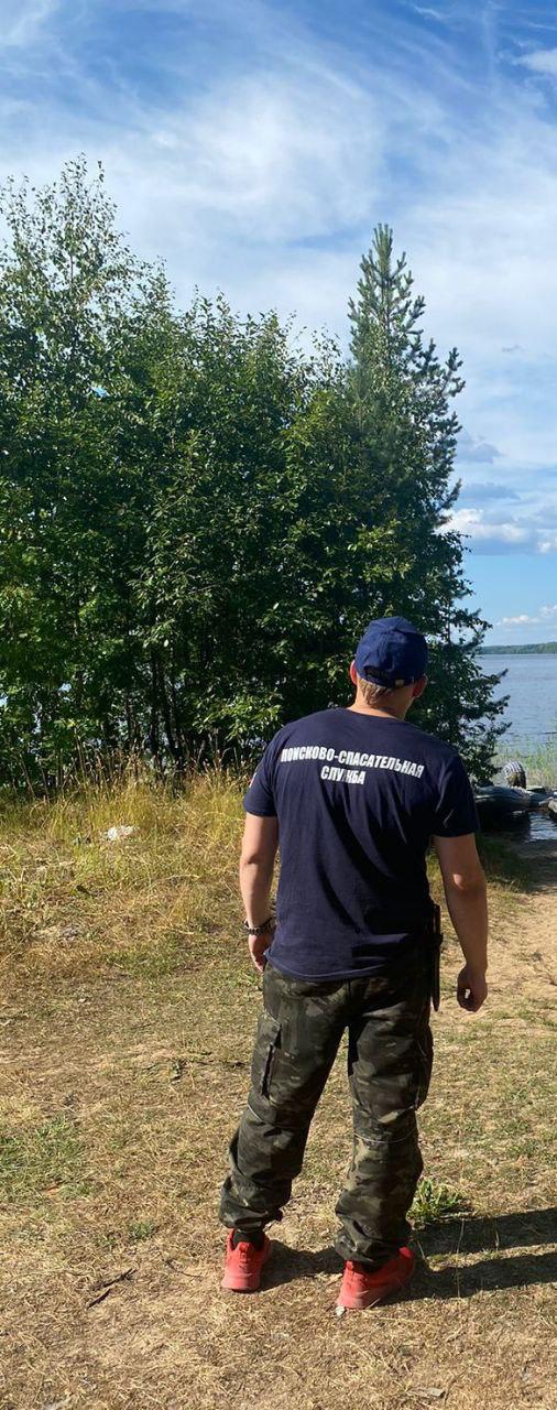 Мужчину, выпавшего из лодки на Рагнозере без жилета, нашли мёртвым спустя трое суток.  Житель Пудожа выпал из лодки 1 августа вечером.  Поисками занимались водолазы из Петрозаводска и Медвежьегорска. Сегодня тело нашли и передали полиции.  5 5 5  Подписаться   Прислать новость