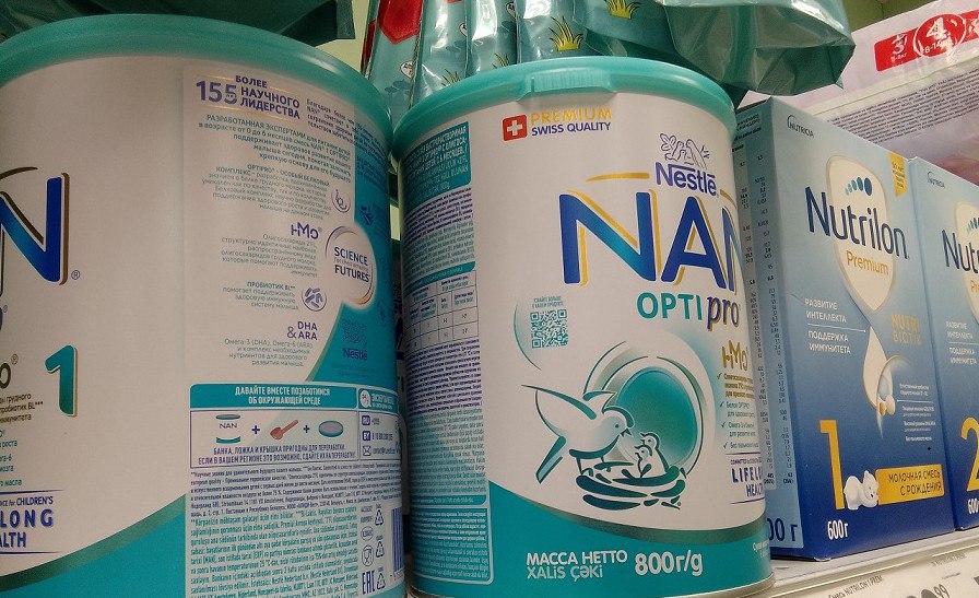 Продажу детских смесей NAN временно запретили в России всё из за опасного токсина цереулида О временном запрете на ввоз сухих смесей Nestlé сообщили представители Роспотребнадзора нельзя ввозить продукцию произведённую с 15 апреля по 27 ноября 2025 года В список вошли NAN 1 OPTIPRO NAN 2 OPTIPRO NAN Supreme и другие Эксперты предупреждают что кормление этими смесями может быть небезопасным и вызвать сильное отравление