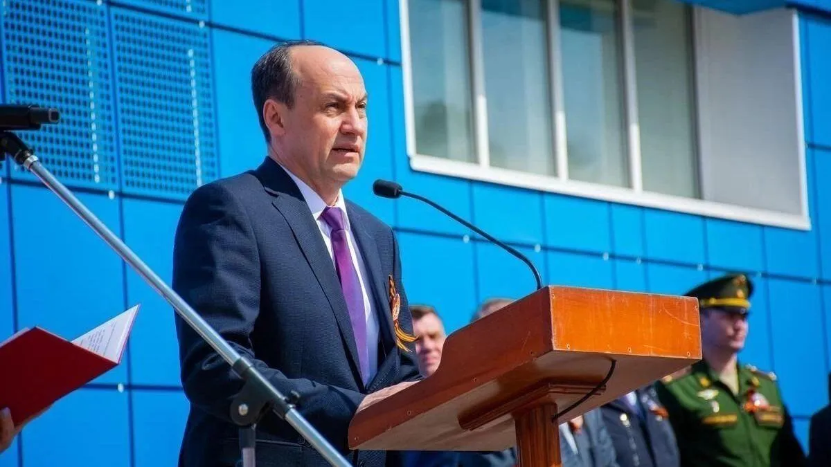 Генерального директора завода Красмаш Александра Гаврилова отправили в следственный изолятор об этом сообщают СМИ По данным источников 55 летнего руководителя взяли под стражу еще в конце апреля по делу о растрате Официальные органы пока не дают комментариев по поводу задержания При этом ранее появлялись слухи о возможной причастности директора к получению взятки в три миллиона рублей Александр Гаврилов руководил оборонным предприятием корпорации Роскосмос с 2018 года Подробнее на Бабре красноярск kras 24