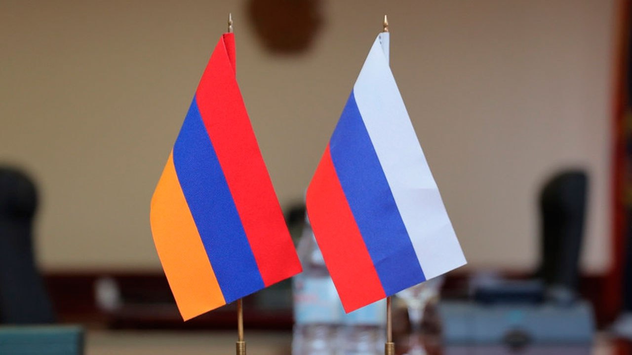 Одобрено новое соглашение между Россией и Арменией о РАУ Одобрено межгосударственное соглашение об условиях функционирования Российско-Армянского университета РАУ . Документ направлен на ратификацию. Его цель — обновление принципов управления университетом, пересмотр подходов к финансированию и решение организационно-правовых вопросов. Соглашение предполагает развитие академической мобильности и модернизацию модели управления вузом. 3 июля документ был ратифицирован парламентом Армении. Финансирование университета будет осуществляться за счет бюджетов двух стран — в соответствии с их стратегическими документами и законодательством.