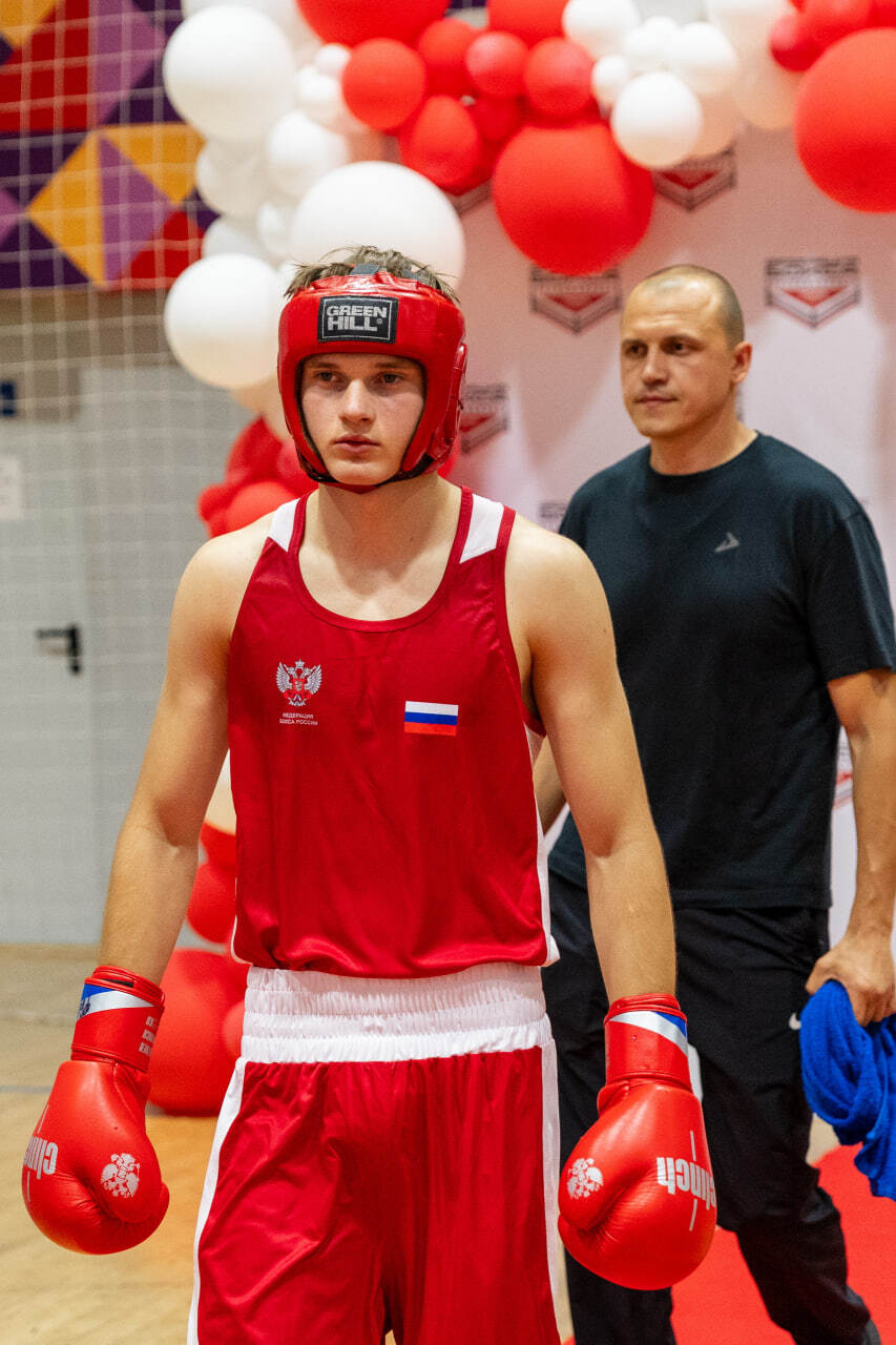 Курские спортсмены получили звания «Мастер спорта России» Министерство спорта России опубликовало приказы о присвоении спортивных званий. Среди награждённых оказались и представители Курской области. Министр спорта РФ и президент Олимпийского комитета России Михаил Дегтярёв присвоил звание «Мастер спорта России» курскому боксёру Андрею Селезнёву и армрестлеру Сергею Семкину. Курская Telega / Прислать новость