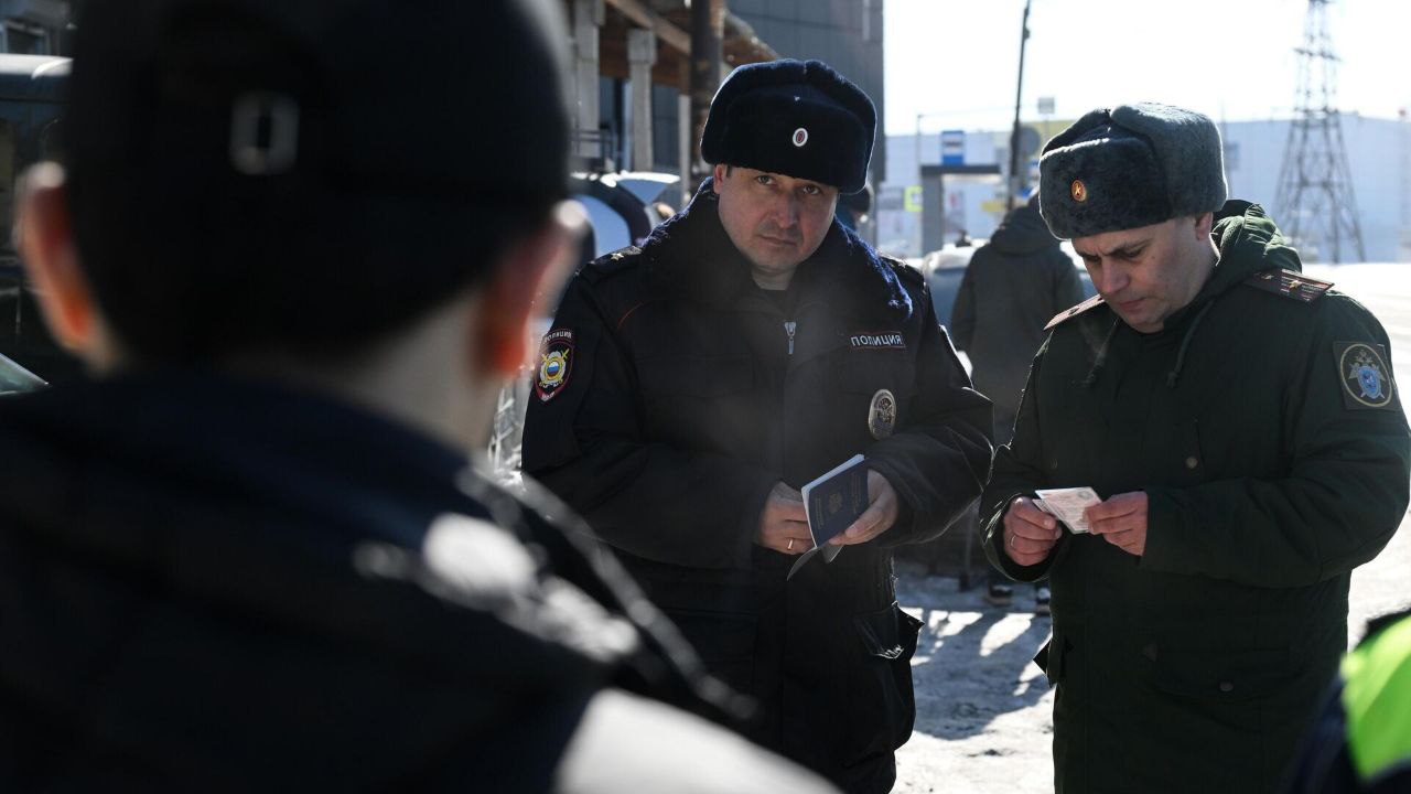 Полицию попросили платить деньги гражданам за информацию о нелегальных мигрантах. С такой идеей к главе МВД Колокольцеву обратились депутаты Даванков, Самылин и Плякин. Свою инициативу они назвали «платежом за бдительность». «Предлагаем рассмотреть возможность внедрения механизма выплаты денежного вознаграждения гражданам за предоставление достоверной информации о фактах нарушения миграционного законодательства иностранными гражданами, например, о нахождении в стране лиц без необходимой регистрации по месту пребывания, без патента на трудовую деятельность, без действующей визы». Платить предлагается за каждого «выявленного и подтвержденного» нелегального мигранта.