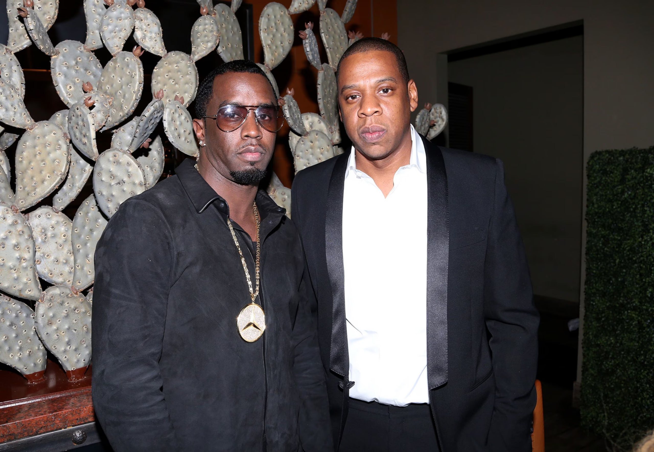 Иск против Jay-Z и Diddy о сексуальном насилии над 13-летней девочкой отозван – ABC   Гражданский иск, в котором рэперы Шон «Diddy» Комбс и Шон «Jay-Z» Картер обвинялись в сексуальном насилии над 13-летней девочкой, был добровольно отозван.   Иск обвинял Комбса и Картера в изнасиловании несовершеннолетней на вечеринке после церемонии вручения наград MTV Video Music Awards в 2000 году.   Эти обвинения вызвали широкий общественный резонанс, особенно на фоне других судебных разбирательств, связанных с Комбсом, который в настоящее время находится под стражей в Нью-Йорке в ожидании уголовного процесса по обвинениям в торговле людьми в сексуальных целях и других преступлениях.   Юристы Diddy заявили, что этот отзыв иска является подтверждением того, что все иски против их клиента «основаны на лжи, а не на фактах».   Отметим, что этот иск был подан адвокатом Тони Базби, который представляет интересы более 150 человек, утверждающих, что они подверглись сексуальному насилию и эксплуатации со стороны Комбса.  #звезды #криминал  Больше новостей США здесь. Подписывайся!