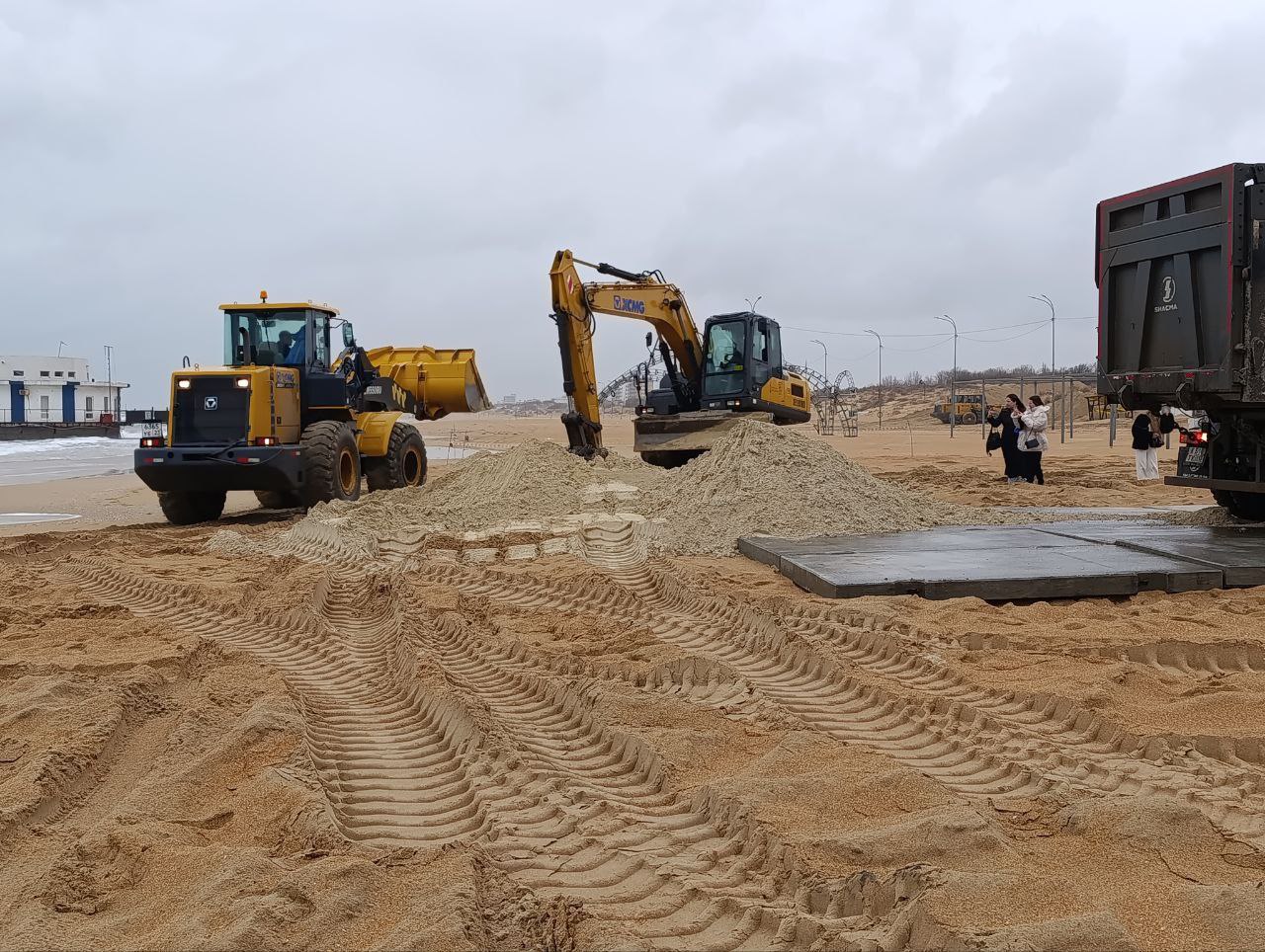 Пляжи восстанавливают В Анапе стартовал новый этап восстановления пляжей На тестовом участке в Витязево арендатор насыплет дополнительный слой песка толщиной 30 70 см Это необходимо чтобы восполнить объемы утраченные после вывоза 185 тыс тонн загрязненного мазутом грунта Песок для теста взяли из ближайших карьеров он максимально близок по составу кварц и биокарбонаты к природному песку этих пляжей сообщает краевой оперштаб По итогам пробной отсыпки в Витязево будет принято решение о восстановлении остальных пляжей в зоне ЧС в том числе и в Темрюкском районе Фото Оперштаб Кубани tamannews