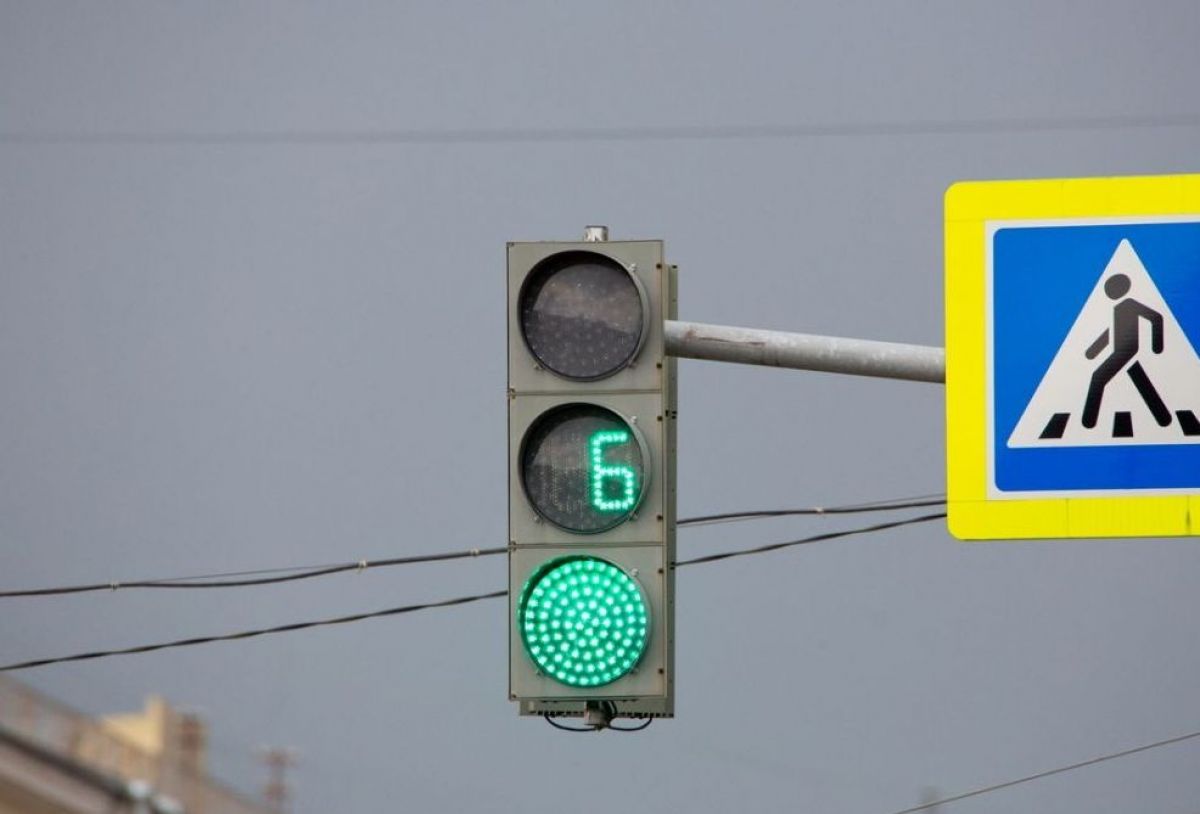 В Воронеже в воскресенье планируют открыть прямой проезд от Северного моста до Остужевского кольца В Воронеже уже завтра, 13 июля, планируется изменить схему движения на улице Остужева, восстановив прямой проезд от Северного моста до кольца. Это решение связано с завершением основных строительных работ по созданию подземного перехода, которые ранее требовали изменения организации дорожного движения. В данный момент осуществляется завершающая стадия засыпки грунта. Ночью с субботы на воскресенье начнется укладка асфальта и нанесение дорожной разметки. ↗ Прислать новость Подписаться