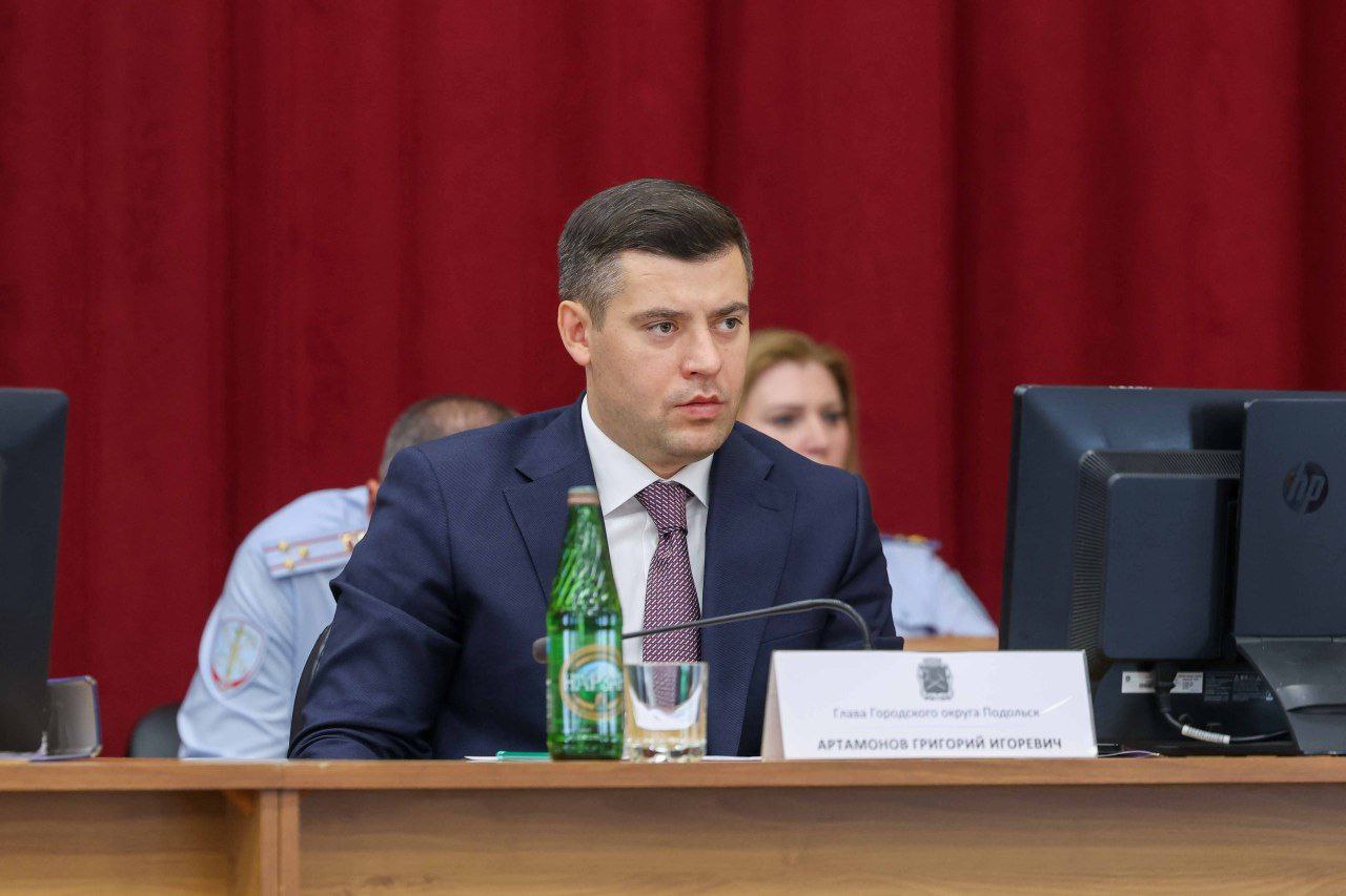 За первые шесть месяцев этого года полиция Подольска показала отличные результаты работы. Принял участие в оперативном совещании с личным составом УМВД России по Городскому округу Подольск вместе с Подольским прокурором Иваном Денисовым, заместителем начальника УЭБиПК ГУ МВД России по Московской области полковником полиции Алексеем Сотником, председателем Подольского городского суда Андреем Юрченко, начальником 1-го отделения 5-го окружного отдела УФСБ России по г. Москве и Московской области Алексеем Долинским. Общая раскрываемость преступлений достигла почти 85 %, что значительно выше среднего по области. Особенно успешно сработали территориальные подразделения – Климовский, 1-й, 2-й ОП, Дубровицкий ПП. У них этот показатель превысил 87 %. Удалось добиться стопроцентного раскрытия таких тяжких преступлений, как умышленные убийства и кражи автомобилей. В целом количество расследованных дел выросло, а раскрываемость на стадии дознания достигла рекордных 98 %. Радует и снижение числа краж чужого имущества на 17 %, при этом их раскрываемость – одна из самых высоких в регионе. Кроме того, полицейские обеспечили порядок более чем на тысяче массовых мероприятий с сотнями тысяч участников – всё прошло без нарушений. Во втором полугодии 2025-го УМВД Подольска продолжит работу по укреплению безопасности. Среди приоритетов – борьба с экстремизмом и киберпреступностью, профилактика правонарушений, контроль миграции и развитие технической базы ведомства. Главная цель остается неизменной: безопасность и спокойствие каждого жителя округа.