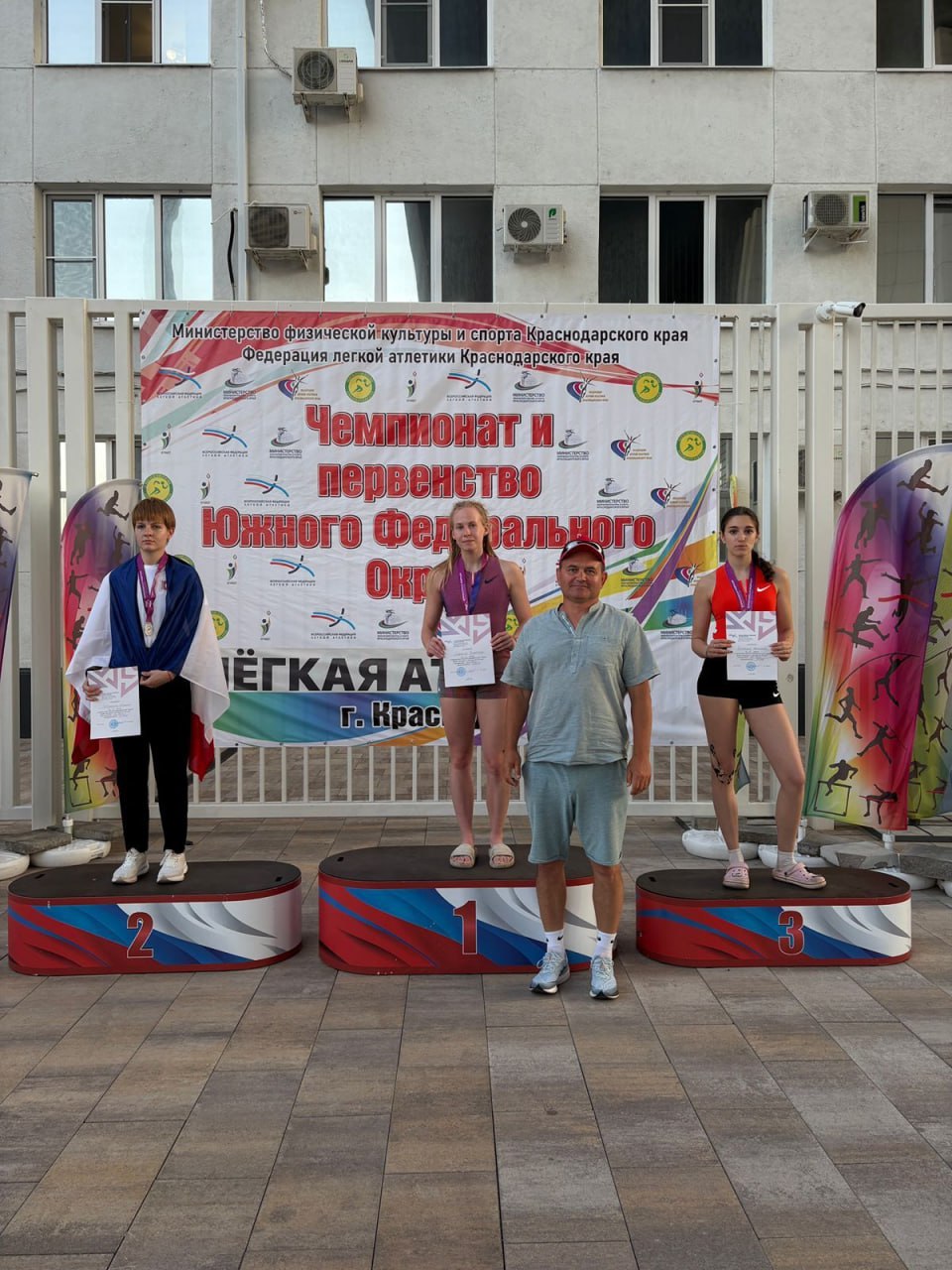 Пять побед привезли с чемпионата ЮФО спортсмены из школы №1 Новочеркасска В Краснодаре завершились чемпионат и первенство ЮФО по лёгкой атлетике — межрегиональные состязания в 5 возрастных категориях. Участники команды спортшколы №1 Новочеркасска стали победителями в пяти видах программы и ещё в нескольких вошли в число призёров. Участники продемонстрировали свои силы в 24 дисциплинах легкоатлетической программы. Двое подростков из МБУ ДО СШ № 1 стали первыми своих возрастных категориях в беге на дистанции 110 метров с барьерами — Ярослав Воротников и Роман Олехнович. Роман также стал победителем первенства ЮФО среди юношей до 16 лет в эстафете 4 х 100 метров. Елизавета Мирончик добилась победы на дистанции 200 метров. И стала победительницей первенства ЮФО среди юниорок до 20 лет в эстафете 4 х 100 метров. Дарья Калюжная Дарья заняла 3-ё место на дистанции 1500 метров. Тренеры-преподаватели команды — Андрей Цайзер, Людмила Низельская, Евгения Скокова. #новости #Новочеркасск