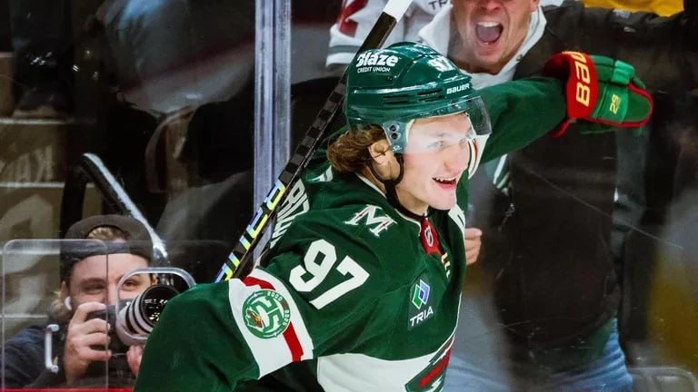 Кирилл Капризов первая звезда дня в НХЛ Россиянин оформил дубль и отметился результативной передачей в матче с Бостоном 6 2 Зеев Буим в активе которого гол и результативная передача в победном гостевом матче Ванкувера против Нью Джерси 2 1 Нападающий Юты Майкл Карконе который отметился дублем в игре с Питтсбургом 5 4 ОТ Подписывайтесь на РИА Новости Спорт в МАХ