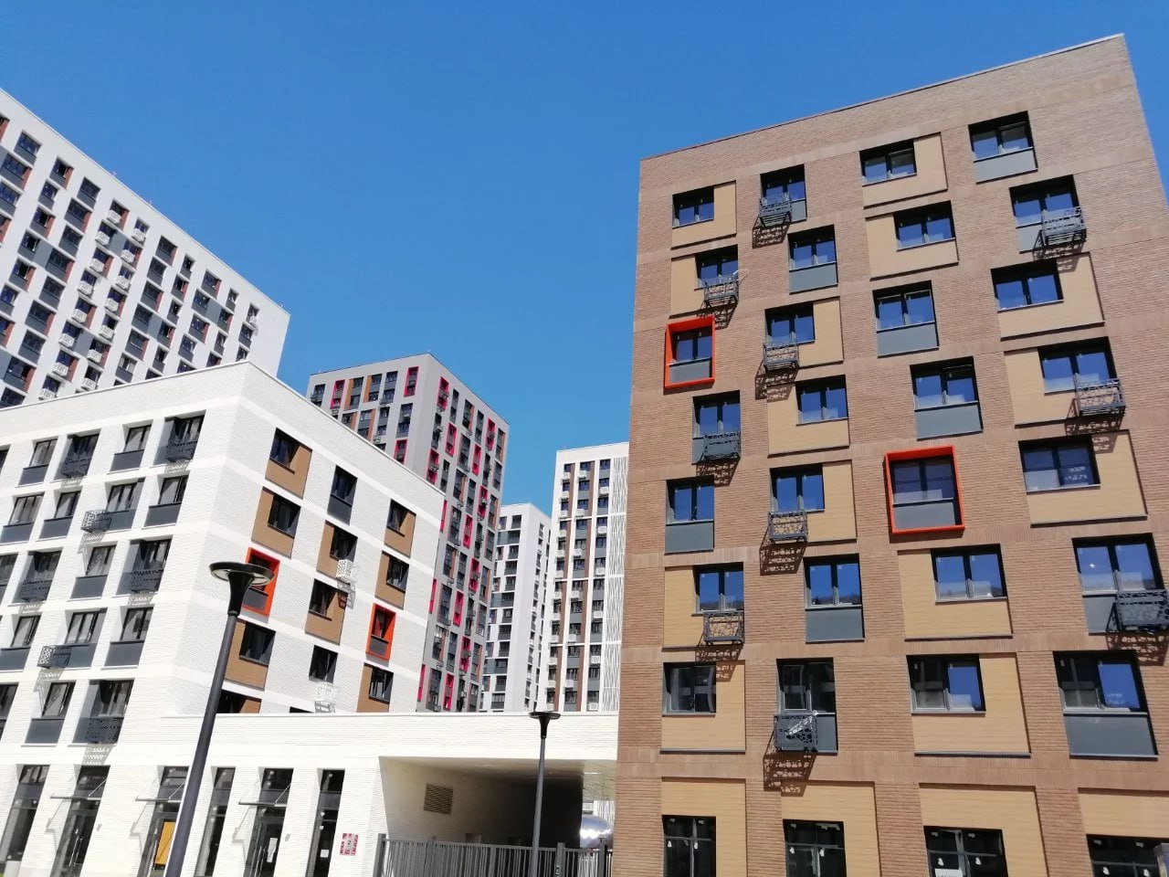 В Казани цены на новостройки почти перестали расти в апреле По данным портала «Мир квартир», средняя стоимость одного лота в новостройках Казани составила почти 11,5 млн рублей. При этом цена за квадратный метр сохранилась на уровне 232,7 тыс. рублей. Такое «замедление» роста аналитики объясняют отсутствием доступной ипотеки и ограниченностью льготных программ. В целом по России квадратный метр в новостройках за месяц подорожал лишь на 0,5% — до 145,8 тыс. рублей. В Москве рост составил 1,3%, в Санкт-Петербурге — 1,5%, в Московской области — 1,1%. Лидерами роста стали Нижний Тагил +7,6% , Грозный +4% и Астрахань +3,6% . А вот снижение цен зафиксировано в Махачкале –3,7% , Улан-Удэ, Оренбурге, Орле и Саранске. -24 Отправить новость