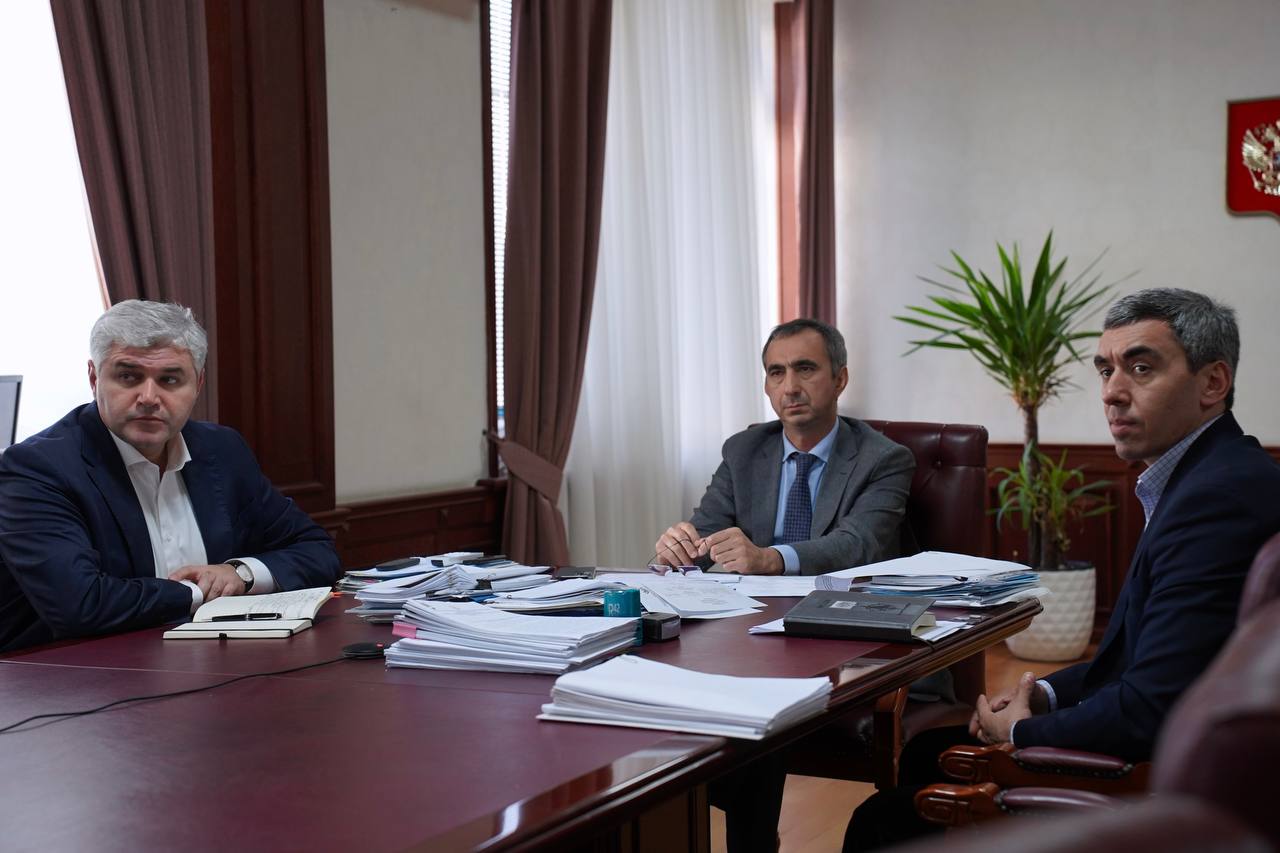 В Дагестане уже сформировали почти 100 участков для проектов прибрежного кластера Под руководством замминистра экономического развития РФ Сергея Назарова и Главы Дагестана Сергея Меликова состоялось совещание посвященное вопросам развития особой экономической зоны Каспийский прибрежный кластер Проект реализуется по поручению Президента России и станет одной из ключевых точек роста экономики и туризма региона Здесь появятся новые рабочие места современные отели прогулочные зоны и удобная набережная Общая площадь 228 га Сегодня идет активная работа по подготовке земель под строительство и благоустройство  Отметим что Минимущества Дагестана ведет большую работу чтобы все земельные вопросы были решены своевременно и без лишней бюрократии Так с ряда участков находящихся в собственности республики и муниципалитета сняты обременения проведены кадастровые работы и направлены документы в Росреестр Из 167 земельных участков уже сформированы 99 по остальным 68 принято распоряжение об образовании Всё идет по плану в установленные сроки инвесторам будут переданы земельные участки для реализации инвестиционных проектов