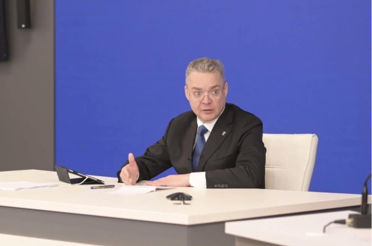 Губернатор Ставрополья обозначил приоритеты в развитии систем водоснабжения края На итоговой пресс конференции губернатор Владимиров обозначил ключевые приоритеты в модернизации систем водоснабжения региона Глава края заявил о необходимости радикального обновления инфраструктуры которая формировалась в 1970 е годы и длительное время не получала должного обслуживания В первоочередном порядке надо завершить реконструкцию очистных сооружений водоснабжения города Ипатово и села Дивное Поставил задачу до лета закончить эти работы сказал Владимир Владимиров Среди других приоритетов продолжение модернизации сетей в Кочубеевском и Предгорном округах а также решение задачи по увеличению подачи воды на Ставропольскую агломерацию и Кавказские Минеральные Воды на 400 тысяч кубометров Отметим в 2025 году на модернизацию коммунальной инфраструктуры края направлено 12 7 млрд рублей завершена реконструкция очистных сооружений в Ставрополе В 2026 году в рамках нацпроекта Инфраструктура для жизни начнется строительство девяти новых объектов водоснабжения
