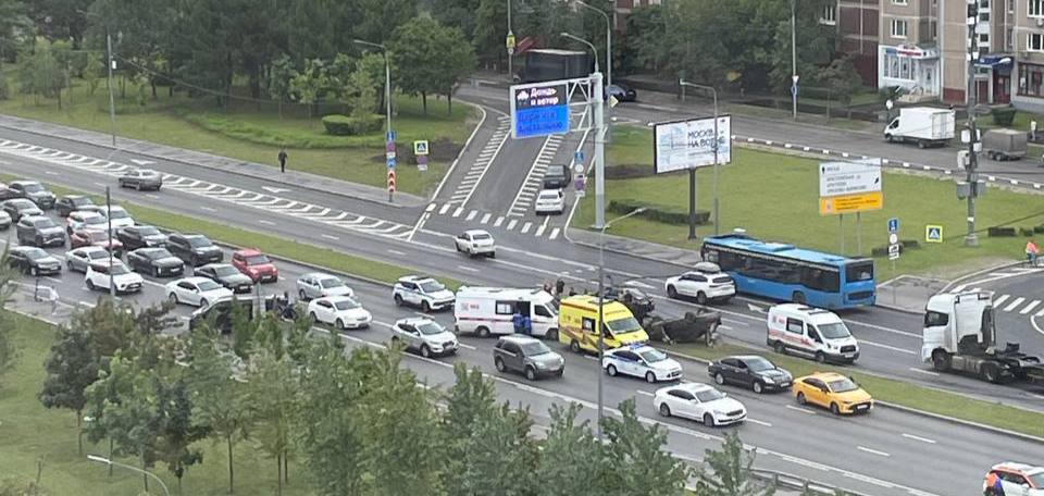 Автомобиль перевернулся на Бесединском шоссе По словам очевидцев, столкновения с другим автомобилем не было. После ДТП из автомобиля люди выбирались самостоятельно. Подписаться Написать нам