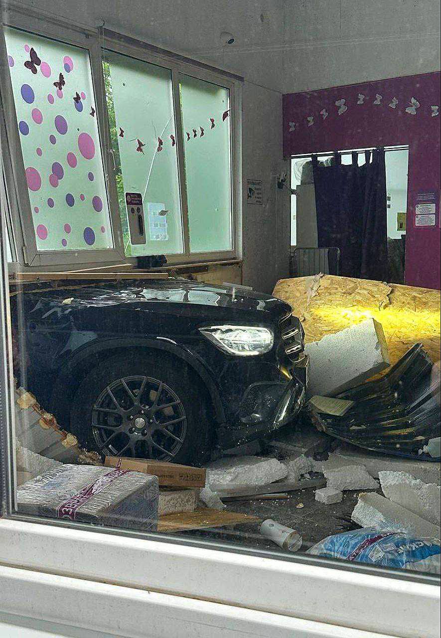 Курьезная авария вчера произошла в Аксиньино: женщина на Mercedes влетела в пункт выдачи Вайлдберриз Иномарка проехала по полю, снесла стену и въехала капотом в помещение ПВЗ. Водитель не пострадала, автомобиль тоже не получил серьезных повреждений. Предварительная причина ЧП - женщина перепутала педали газа и тормоза.