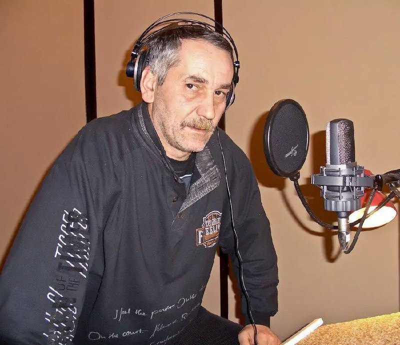 Умер актер и режиссер отечественного дубляжа легенда среди мастодонтов озвучки Андрей Гриневич Многие из нас знают его как голос Брюса Уиллиса Шона Коннери Мэла Гибсона Антонио Бандераса и других знаменитых артистов Голливуда а также персонажей сотен фильмов игр и аниме все не перечесть Известно что Гриневич тяжело болел последние несколько месяцев однако все равно продолжал участвовать в дубляже проектов как режиссер Его беззаветная преданность своему делу и трудолюбие оставили нам богатое наследие которое никогда не сотрётся из анналов истории отечественного кино Искренне соболезнуем всем близким и родным актера mediastanciacom