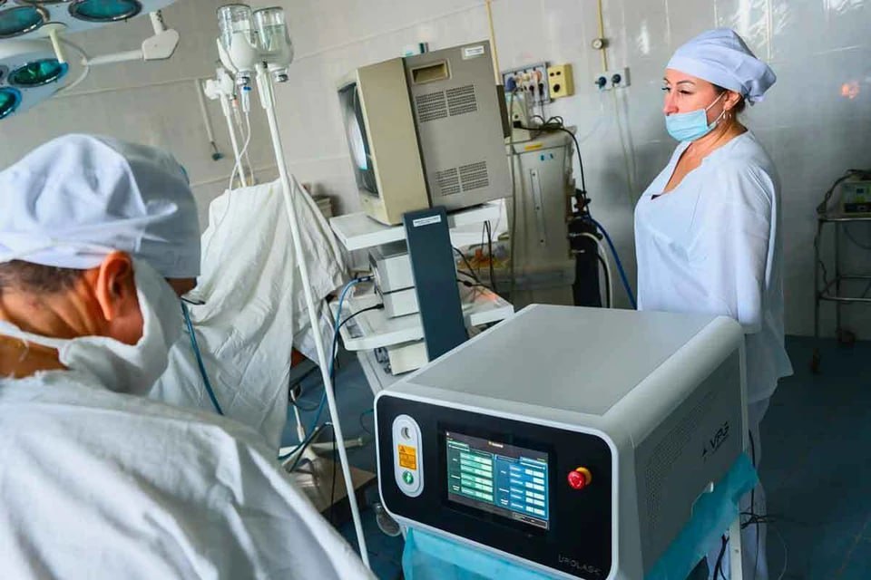 Химики помогают оснащать тольяттинские больницы Лазерный хирургический аппарат Urolase предназначен для проведения эндоскопических и пункционных операций Это малоинвазивный инструмент который значительно расширит возможности тольяттинских медиков Новое оборудование позволит выполнять операции которые ранее в Тольятти не проводились и для врачей это большое подспорье Проект реализован тольяттинскими химиками Ранее КуйбышевАзот уже приобретал для городской больницы 1 диагностическое оборудование и операционный стол HyBase 3000 Только за последние годы при поддержке предприятия компьютерной техникой было оснащено онкологическое отделение городской больницы 5 закуплены радиочастотный аблятор и хирургическое оборудования для новой операционной городской больницы 2 аппарат искусственной вентиляции легких ИВЛ эндоскопическое операционное оборудование для детской многопрофильльной больницы наркозно дыхательный комплекс Dixion Practice 3700 для городской больницы 4 и многое другое Приобретение лазерного хирургического аппарата для городской больницы 1 очередной партнерский проект реализованный совместно с коллегами компанией Тольяттикаучук   Подпишись на truekpru63 Мы в MAX