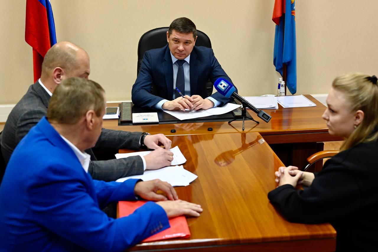 Глава Тамбовской области Евгений Первышов провел прием граждан от имени президента Российской Федерации Владимира Путина Он рассмотрел семь вопросов Обращения поступили из Тамбова Кирсанова Пичаевского Мучкапского Рассказовского Токаревского муниципальных округов Жительница Тамбова обратилась за помощью в расширении видов услуг в государственном областном ветеринарном лечебно диагностическом центре Для этого необходимы узкопрофильные специалисты и оборудование Как доложил директор департамента ветеринарии Алексей Филин врач офтальмолог уже проходит обучение средства на закупку оборудования также планируется выделить Жители села Заречье Пичаевского округа попросили благоустроить территорию многоквартирных домов по улице Молодежная В межсезонье двор заливает и становится грязно Руководитель области Евгений Первышов поручил главе округа Виктору Лазутину встретиться с жителями и обсудить все вопросы Работы пройдут в следующем году по нацпроекту Инфраструктура для жизни Ещё одно обращение из Пичаевского округа касалось газификации села Кутли Проработаем вопрос возможности проведения газа с учётом перспектив села написал в своих соцсетях Евгений Первышов Учительница из рабочего поселка Мучкапский попросила отремонтировать систему водоснабжения и водоотведения в многоквартирном доме Из за неисправностей подвал затапливают сточные воды Коммуникации полностью изношены В доме 18 квартир живут в основном пенсионеры По поручению Евгения Первышова помощь жителям будет оказана На плохое состояние дороги которая ведет к школе пожаловались жители села Саюкино Рассказовского округа Её отремонтируют весной 2026 года как только позволит погода Также дополнительно будет обустроен тротуар и освещение Оборудовать остановку по улице Новая в селе Васильевка Токаревского округа попросили местные жители До конца месяца павильон установят также рядом будет обустроено освещение В Кирсановской ЦРБ вышел из строя маммограф К женской консультации этой больницы прикреплено более 27 тысяч женщин Оборудование необходимо поэтому в следующем году будет приобретен новый современный цифровой маммограф по нацпроекту Продолжительная и активная жизнь Фото Павел Васильев Наши новости в МАХ