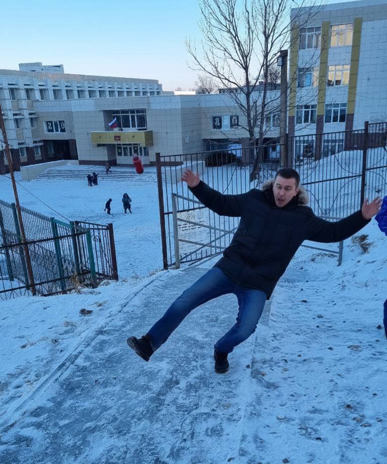 Около 50 человек за сутки обратились в травмпункт во Владивостоке После циклона и гололёда во Владивостоке в травмпункты продолжают обращаться пострадавшие но резкого всплеска травм врачи не фиксируют За последние сутки в травмпункт городской поликлиники 9 обратились около 50 человек В краевом Минздраве отмечают что при круглосуточной работе трёх травмпунктов города на Уткинской Давыдова и Черёмуховой ситуация остаётся стабильной Аналогичная обстановка и в других медучреждениях Владивостока а также в Артёме Массового наплыва пациентов несмотря на обледенение улиц не наблюдается Врачи напоминают что большинство травм связано с падениями на скользких тротуарах Жителей просят быть осторожнее выбирать обувь с нескользкой подошвой и не спешить при ходьбе При любых травмах медики советуют обращаться в травмпункт а при серьёзных повреждениях вызывать скорую помощь Подписаться забустить