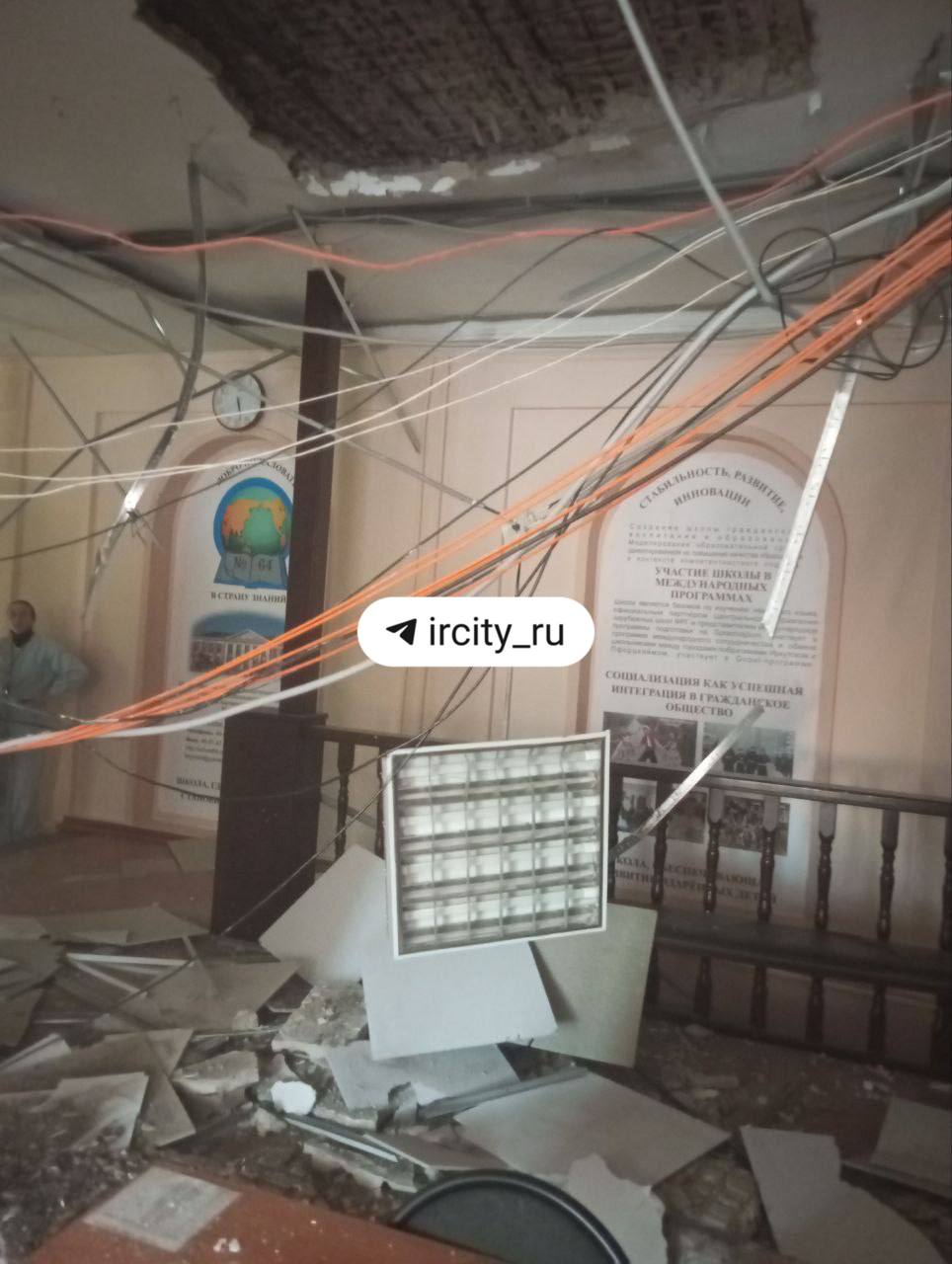 Штукатурка и подвесной потолок обрушились в иркутской школе 64 По словам родителей учеников начальные классы учатся в старом здании школы Часть потолка обрушилась в месте где ребята проводят время на переменах Никто не пострадал Дети к счастью в этот момент были на уроке Администрация школы старается этот вопрос замять просит не распространять фото и существенно уменьшает масштаб бедствия Родители рассказали что косметический ремонт в школе периодически делают но зданию 71 год и с этим есть проблемы Хотя раньше дети не жаловались на плохой ремонт В мэрии Иркутска ircity ru сказали что штукатурка частично обрушилась вчера в седьмом часу вечера Обвалился участок 1 5 на 2 метра Детей перевели сегодня на дистанционку В школу вызвали специалистов проверять перекрытия Следком возбудил уголовное дело по статье о халатности Дозвониться до директора школы не удалось Фото от очевидцев Читайте IrCity в MAX