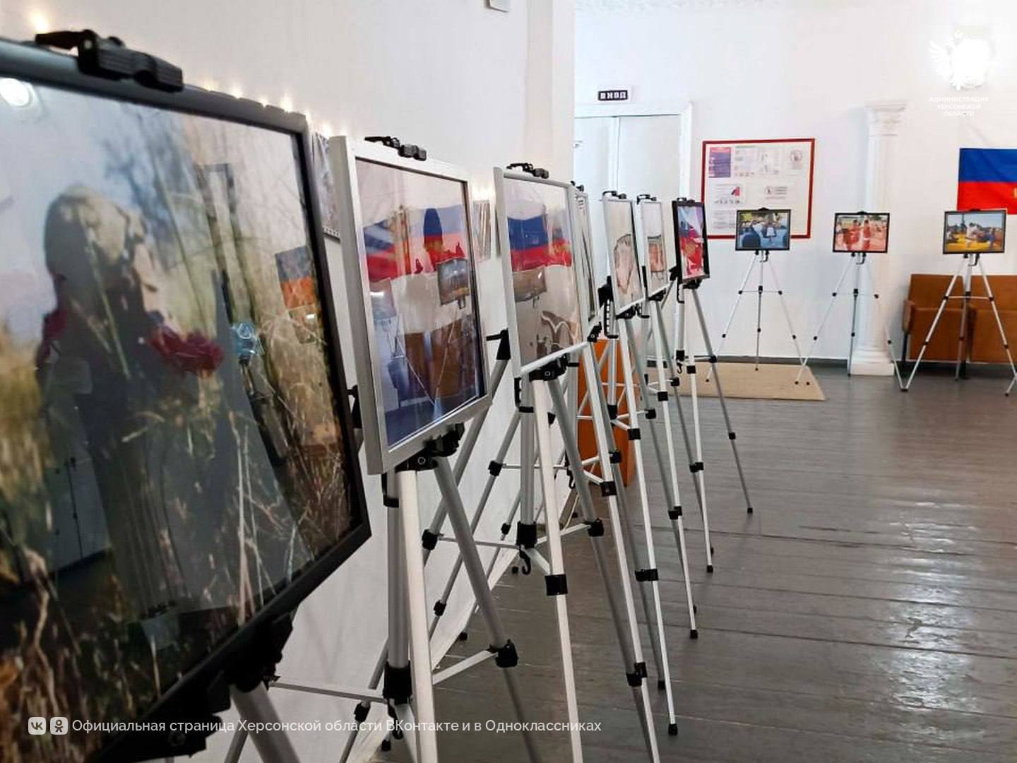 Росгвардейцы организовали выставку фотографий в Херсонской области В кинотеатре «Скадовск» состоялась фотовыставка, организованная сотрудниками пресс-службы Управления Росгвардии по Херсонской области. Особенностью выставки стали не постановочные кадры, а живые снимки, сделанные в ходе повседневной работы. Всего в экспозиции представлена 31 фотография, сделанная офицерами во время выполнения служебных задач. Для жителей небольшого приморского города такое мероприятие стало настоящим культурным событием. На открытие пришли школьники, представители общественных организаций, участники военно-патриотических клубов и жители города. Для них организовали экскурсию, во время которой можно было не только рассмотреть фотографии, но и узнать историю каждого снимка, задать вопросы о работе ведомства. Особый интерес выставка вызвала у подростков, которые активно участвовали в обсуждении истории каждого снимка. «Мы рады, что смогли привезти эту выставку в Скадовск. Для отдаленных муниципальных образований такие проекты особенно важны – они позволяют людям ближе познакомиться с нашей работой, задать вопросы, узнать что-то новое. Реакция посетителей показала, что мы движемся в правильном направлении» – отметил офицер Росгвардии. В планах организаторов - показать эти фотографии и в других населённых пунктах региона. Сайт ВК ОК #Администрация_Херсонская_область