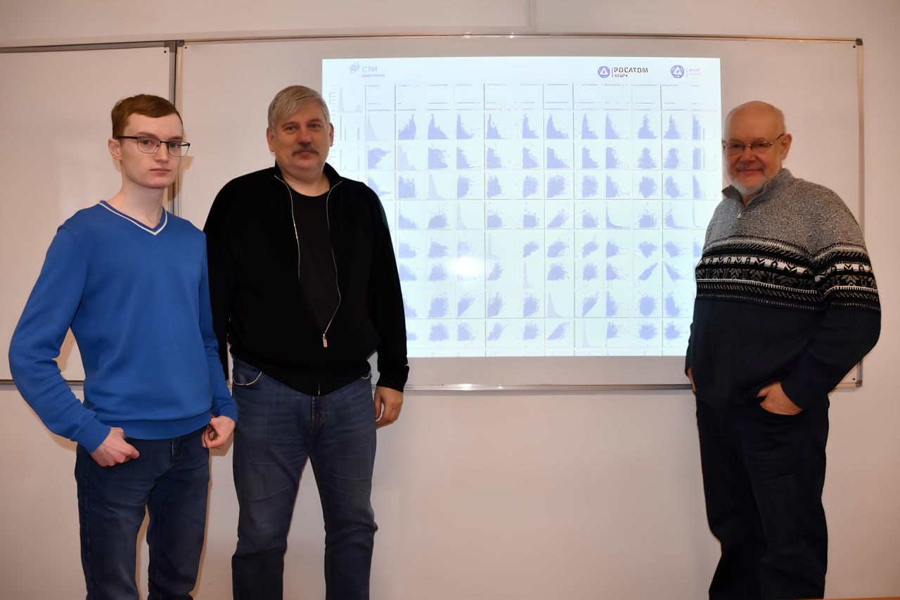 В МИФИ СОЗДАЛИ ИИ СИСТЕМУ ДЛЯ РЕМОНТА УРАНОВЫХ СКВАЖИН Специалисты Северского технологического института НИЯУ МИФИ разработали систему поддержки принятия решений на основе искусственного интеллекта для планирования ремонтов на урановых скважинах Разработка уже проходит опытно промышленную эксплуатацию на предприятии Далур Уранового холдинга Система предназначена для оптимизации работы тысяч добычных и нагнетательных скважин используемых в методе подземного скважинного выщелачивания Она прогнозирует результаты различных ремонтных операций для каждой конкретной скважины что позволяет выбирать наиболее эффективные способы восстановления ℹ Основу системы составляет нейронная сеть обученная на массиве данных о десятках тысяч ранее проведенных ремонтов Система анализирует информацию о состоянии скважин геологических условиях и особенностях технологического процесса По словам профессора Михаила Носкова одного из авторов проекта разработка является уникальной для мировой уранодобывающей индустрии Система не только прогнозирует потребность в ремонте но и определяет его оптимальный сценарий Технология подземного выщелачивания считается более экономичной и экологичной по сравнению с традиционными шахтными методами добычи но требует точного контроля состояния многочисленных скважин где и применяется новая интеллектуальная система Нефтяная и горная промышленность