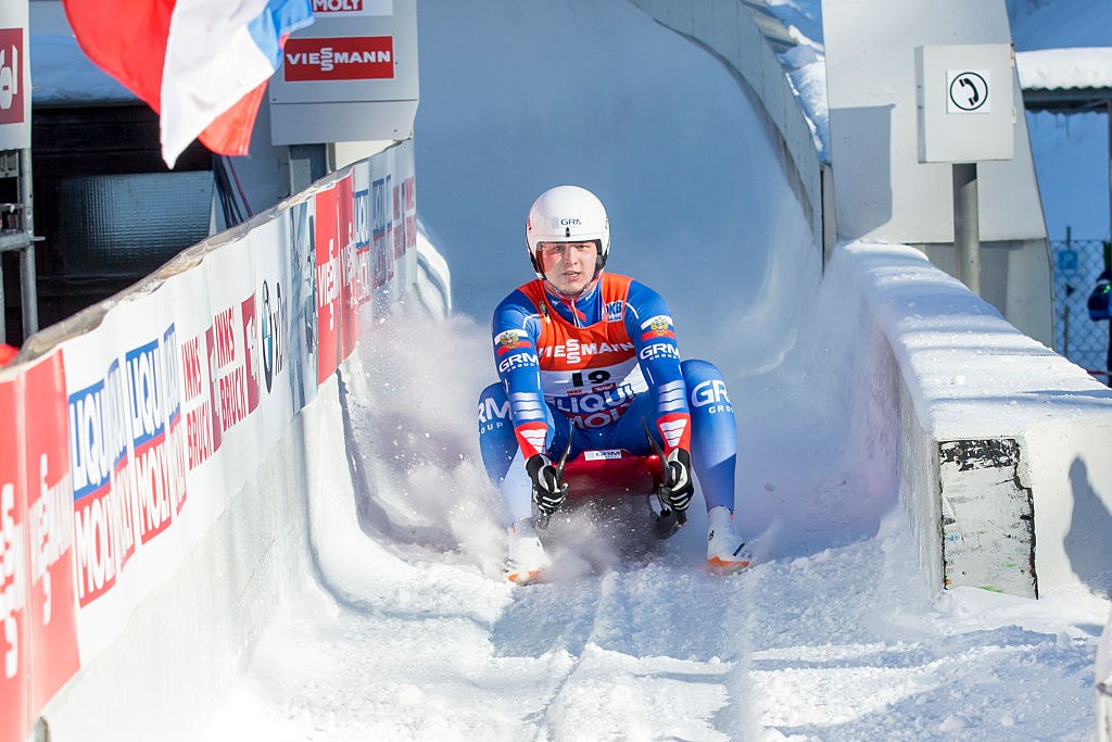 Международная федерация санного спорта FIL отозвала допуск к соревнованиям у трех российских спортсменов Александра Горбацевича Софии Мазур и Ксении Шамовой Об этом сообщает агентство Associated Press Они собиралась выступить в эти выходные на этапе Кубка мира в Лейк Плэсиде Исполнительный совет FIL принял решение исключить Горбацевича Мазур и Шамову из списка допущенных к соревнованиям спортсменов после того как были представлены новые доказательства их несоответствия критериям нейтральности В FIL не раскрыли характер этих доказательств но источник агентства заявил что это касается отношения спортсменов к специальной военной операции CAS в конце октября частично удовлетворил апелляцию Федерации санного спорта России ФССР на отстранение россиян CAS постановил что спортсмены могут выступать в нейтральном статусе Нейтральный статус в итоге получили Горбацевич Мазур Шамова Матвей Пересторонин Павел Репилов и Дарья Олесик Getty Images Подписаться на РБК Спорт
