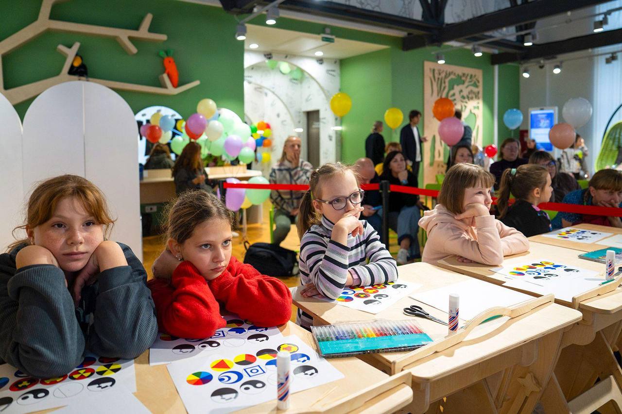 Приглашаем на новогодние мастер классы и квесты в Музей кино на ВДНХ Гости познакомятся с зимними традициями разных стран поучаствуют в интеллектуальной игре и освоят азы анимационного искусства Занятия пройдут 14 21 и 27 декабря Для участия нужно приобрести билет в музей