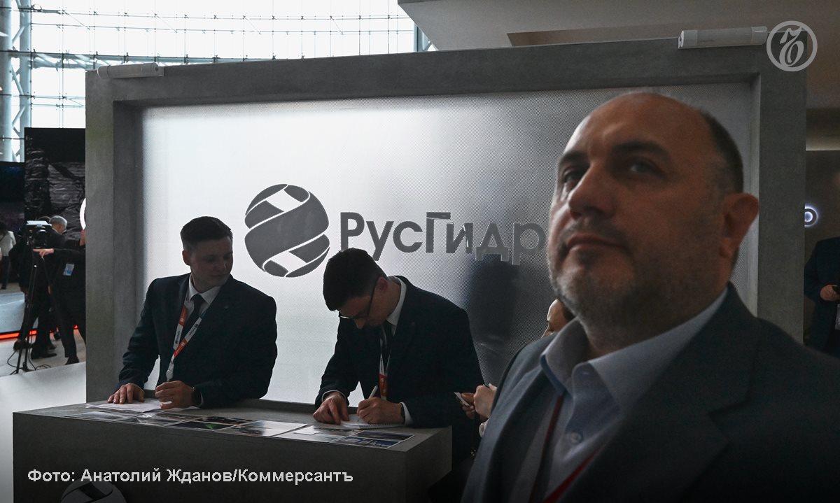 РусГидро предлагает объединить подконтрольные ей Дальневосточную распределительную сетевую компанию ДРСК и Якутскэнерго для передачи новому владельцу Перераспределение активов должно произойти в рамках либерализации рынка на Дальнем Востоке Россети в чей контур могут быть переданы распредсети РусГидро пока не знакомы с идеей объединения ДРСК и Якутскэнерго В компании до сих пор анализировали только финансовое состояние ДРСК По мнению аналитиков объединение ДРСК с более убыточной Якутскэнерго усложнит процесс передачи Последние новости и все самое важное о ВЭФ 2025 в теме Ъ Подписывайтесь на Ъ Оставляйте бусты