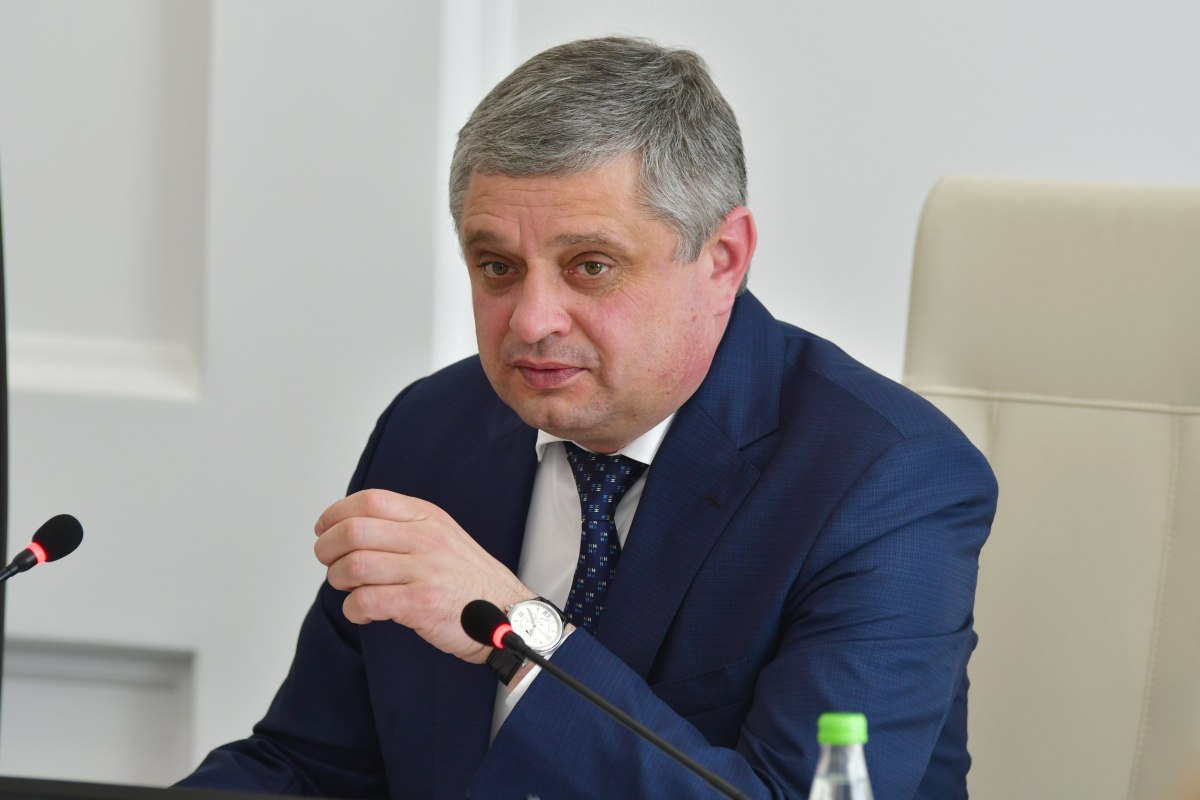 Министр экологии РТ Александр Шадриков ушел в отставку сообщают источники БИЗНЕС Online Причины при этом не раскрываются Наш корреспондент дозвонился до Шадрикова однако на вопросе об отставке разговор резко оборвался Сообщения в мессенджере остались прочитанными но не отвеченными Должность министра экологии и природных ресурсов РТ Шадриков занимал с 2018 года до этого 5 лет был главой Дрожжановского района РТ ℹ Подпишитесь на БИЗНЕС Online